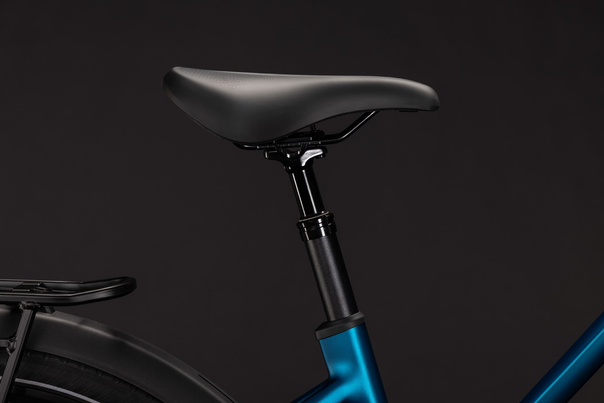 Sattel des CUBE Touring Hybrid Pro 800 in electricblue´n´prizm, detailreiche Seitenansicht