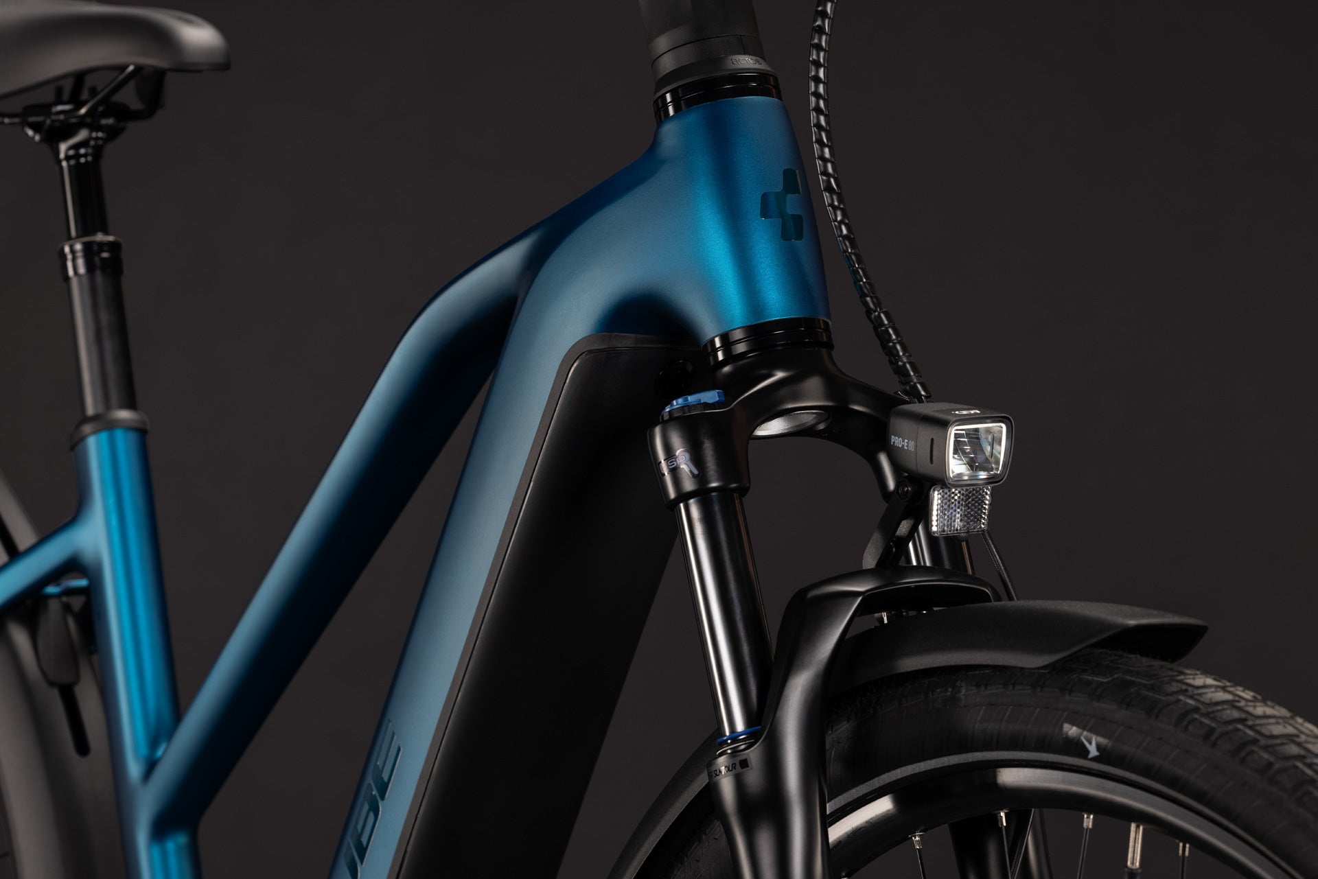 CUBE Touring Hybrid Pro 800 in Electricblue´n´Prizm, E-Trekkingrad mit Federgabel
