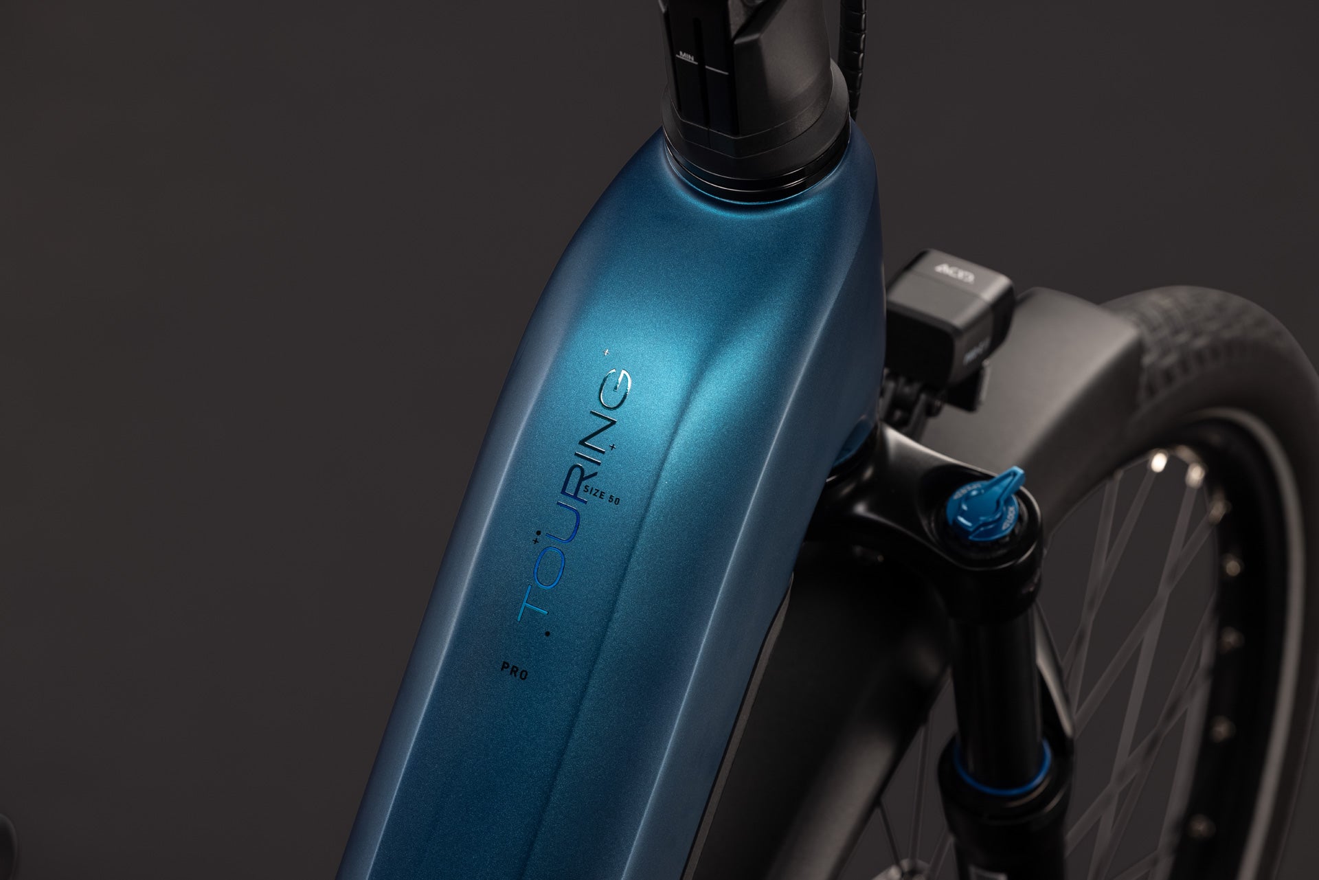 CUBE Touring Hybrid Pro 800 in electricblue´n´prizm, E-Bike Detailansicht