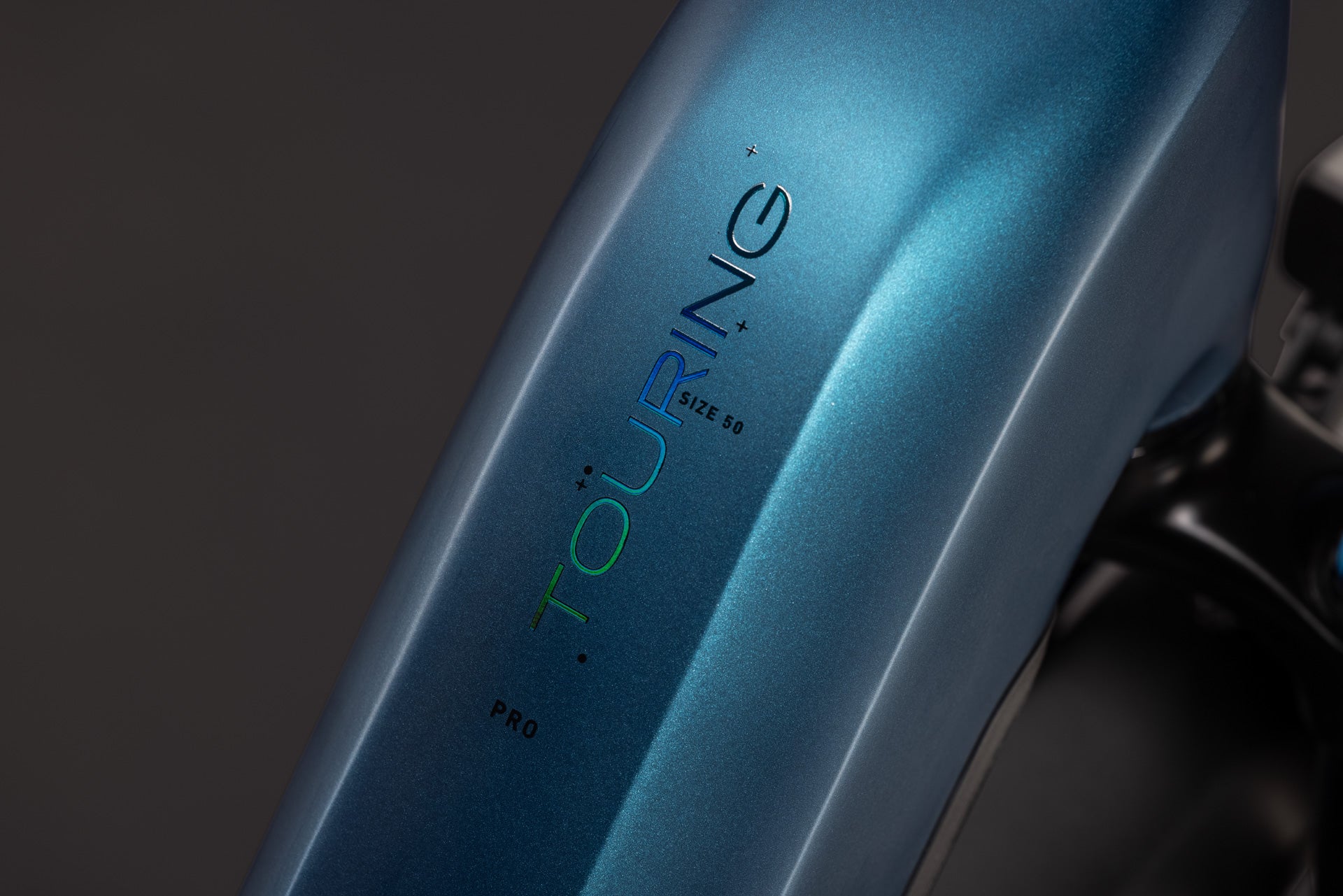 CUBE Touring Hybrid Pro 800 in electricblue´n´prizm, Markenlogo am Rahmen