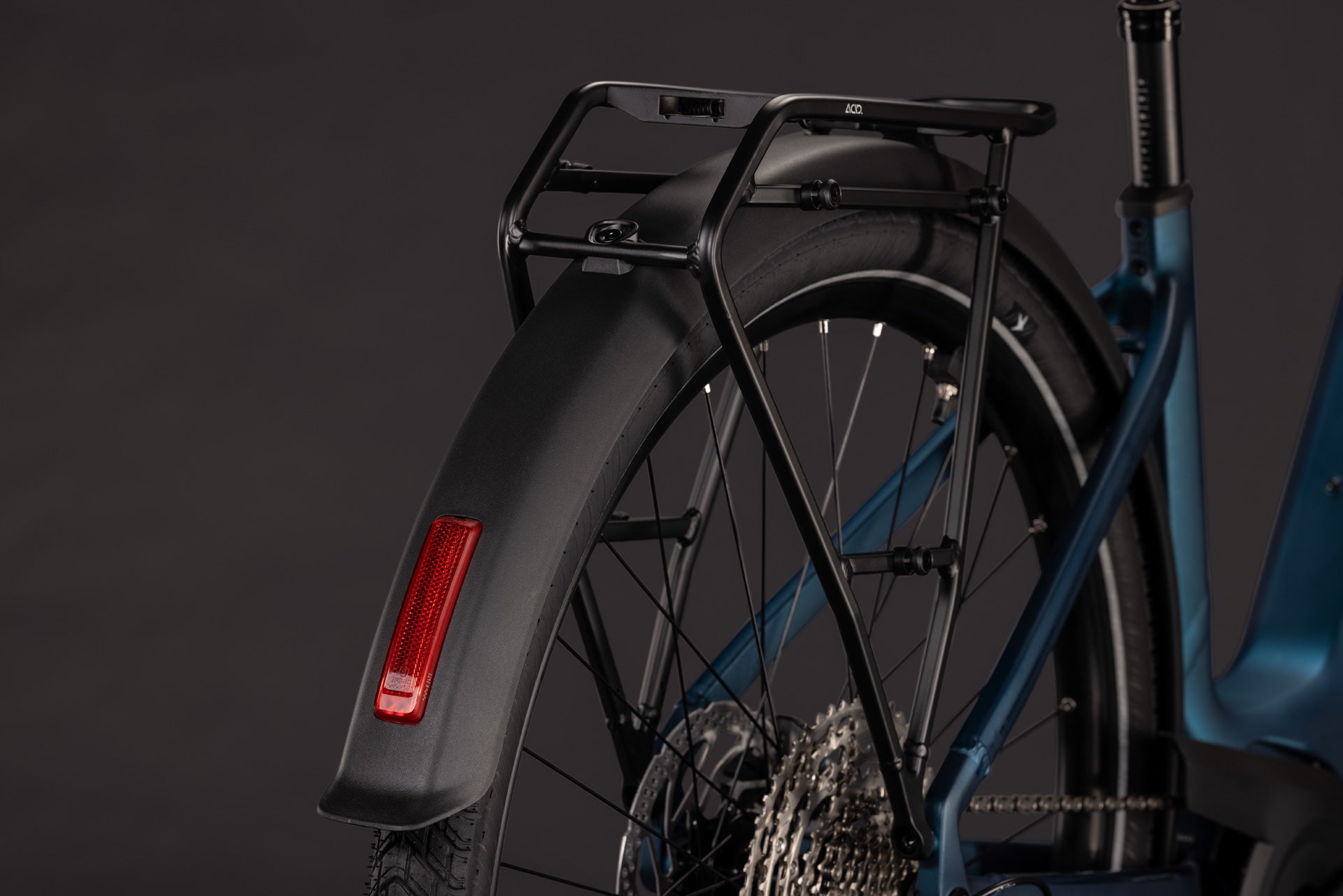 CUBE Touring Hybrid Pro 800 mit Gepäckträger und Schutzblech in electricblue´n´prizm