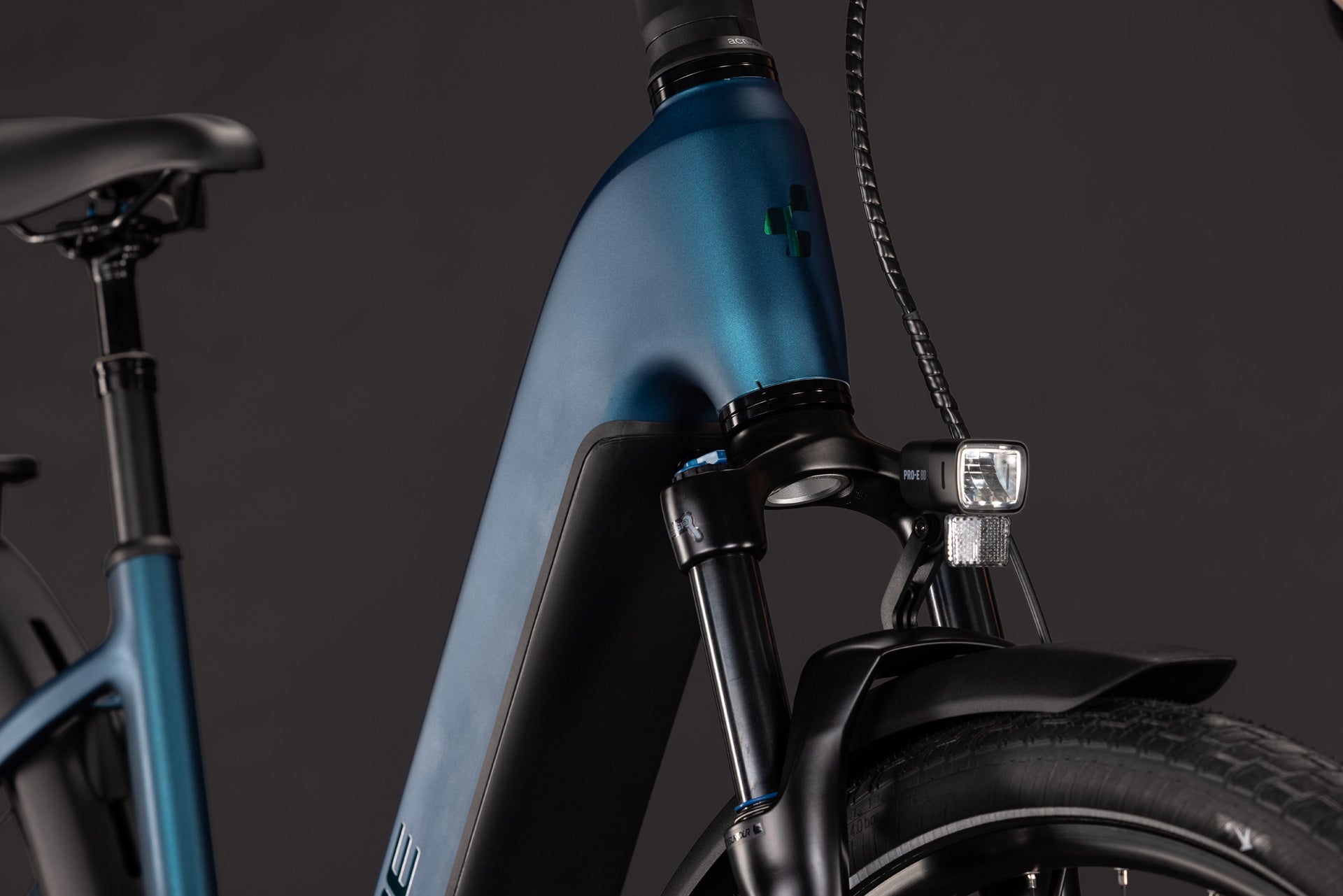 CUBE Touring Hybrid Pro 800 in electricblue´n´prizm, E-Bike mit Frontfederung und Licht