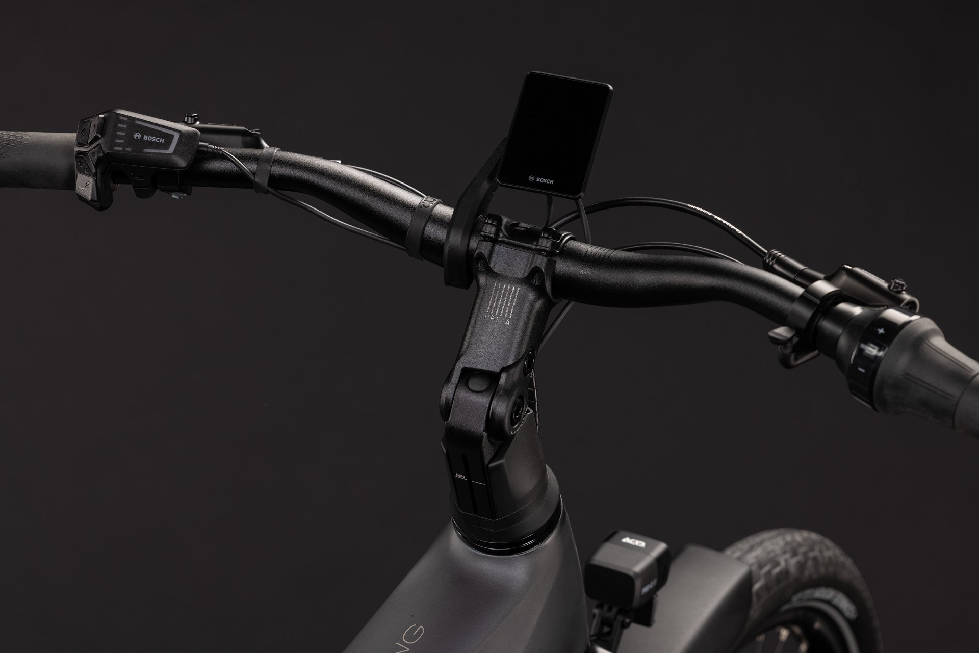 Lenker des CUBE Touring Hybrid Deluxe SLX 800 in slabgrey´n´chrome mit Bosch-Display