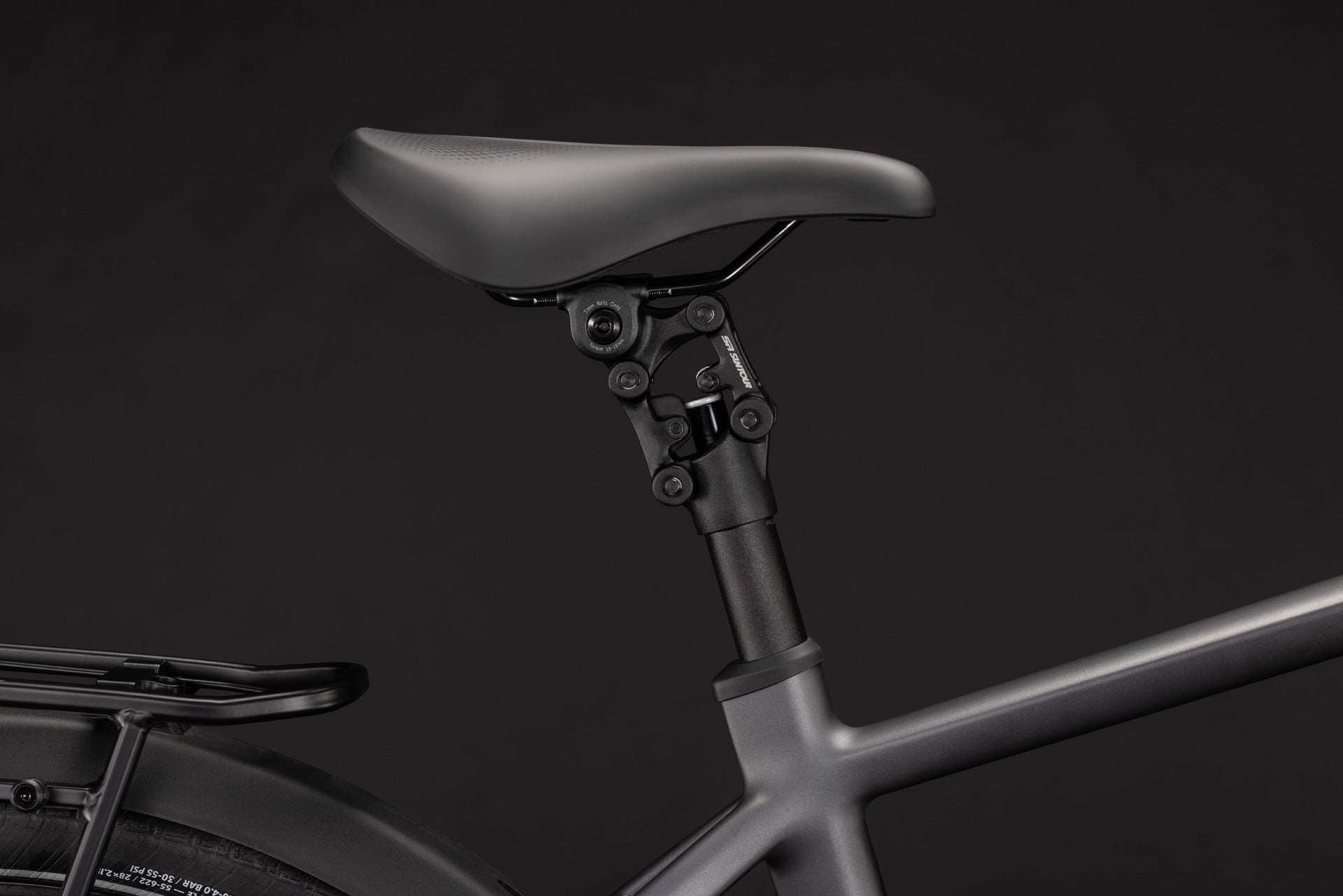 CUBE Touring Hybrid Deluxe SLX 800 in slabgrey´n´chrome, Sattel und Sattelstütze im Detail