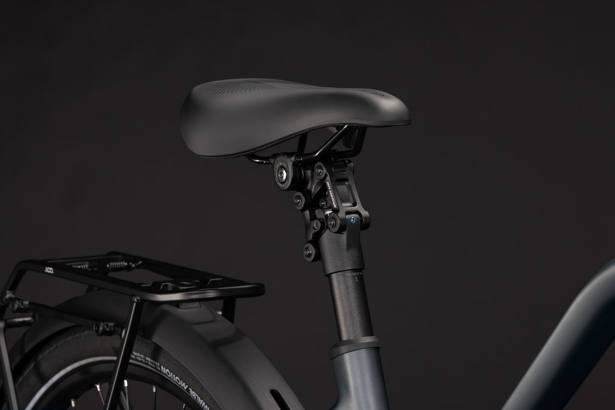 CUBE Touring Hybrid Deluxe SLX 800 in slabgrey´n´chrome, Sattel und Gepäckträger nah aufgenommen