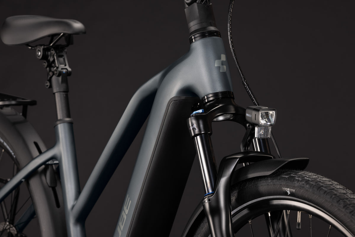 CUBE Touring Hybrid Deluxe SLX 800 slabgrey´n´chrome E-Bike mit Federgabel und Frontlicht
