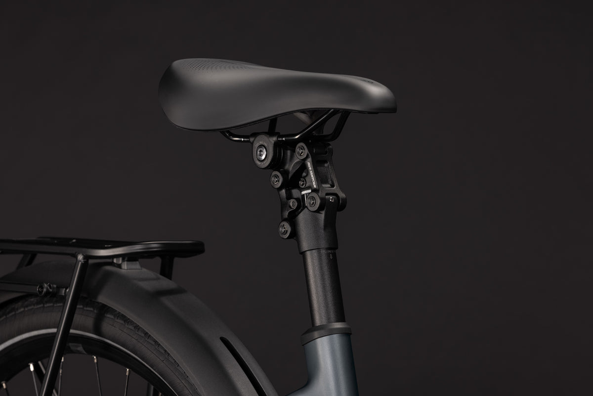 CUBE Touring Hybrid Deluxe SLX 800 slabgrey´n´chrome: Sattel und Sattelstütze im Detail