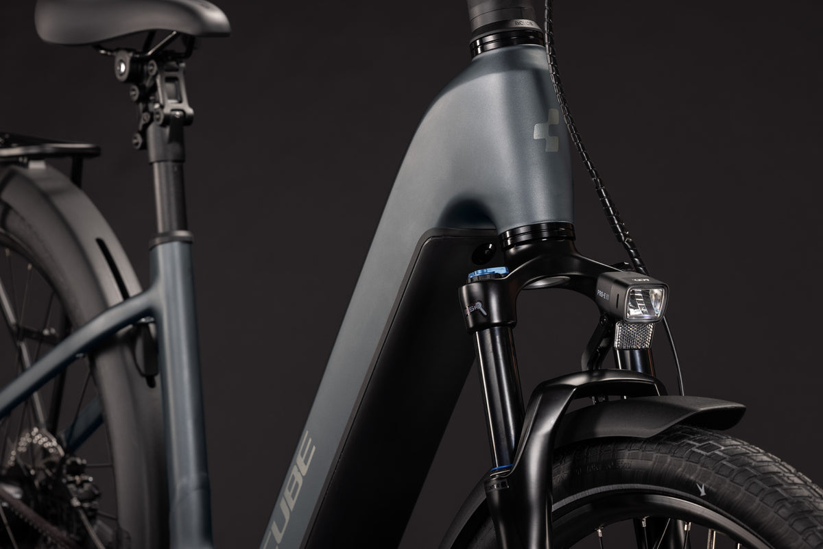 CUBE Touring Hybrid Deluxe SLX 800 slabgrey´n´chrome: Sattel und Sattelstütze im Detail