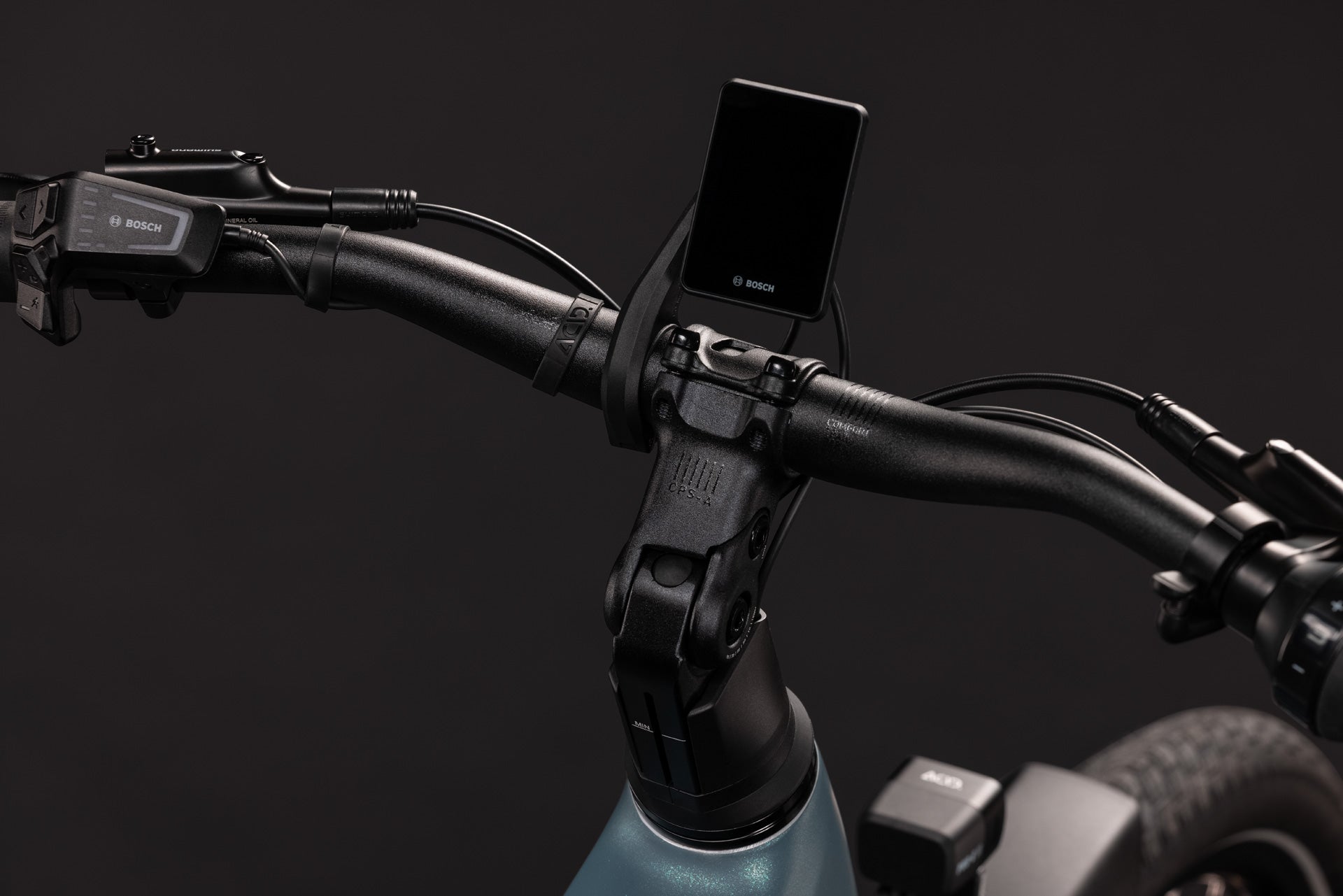 CUBE Touring Hybrid Deluxe SLX 800 mit Bosch-Display und Lenker im Detail