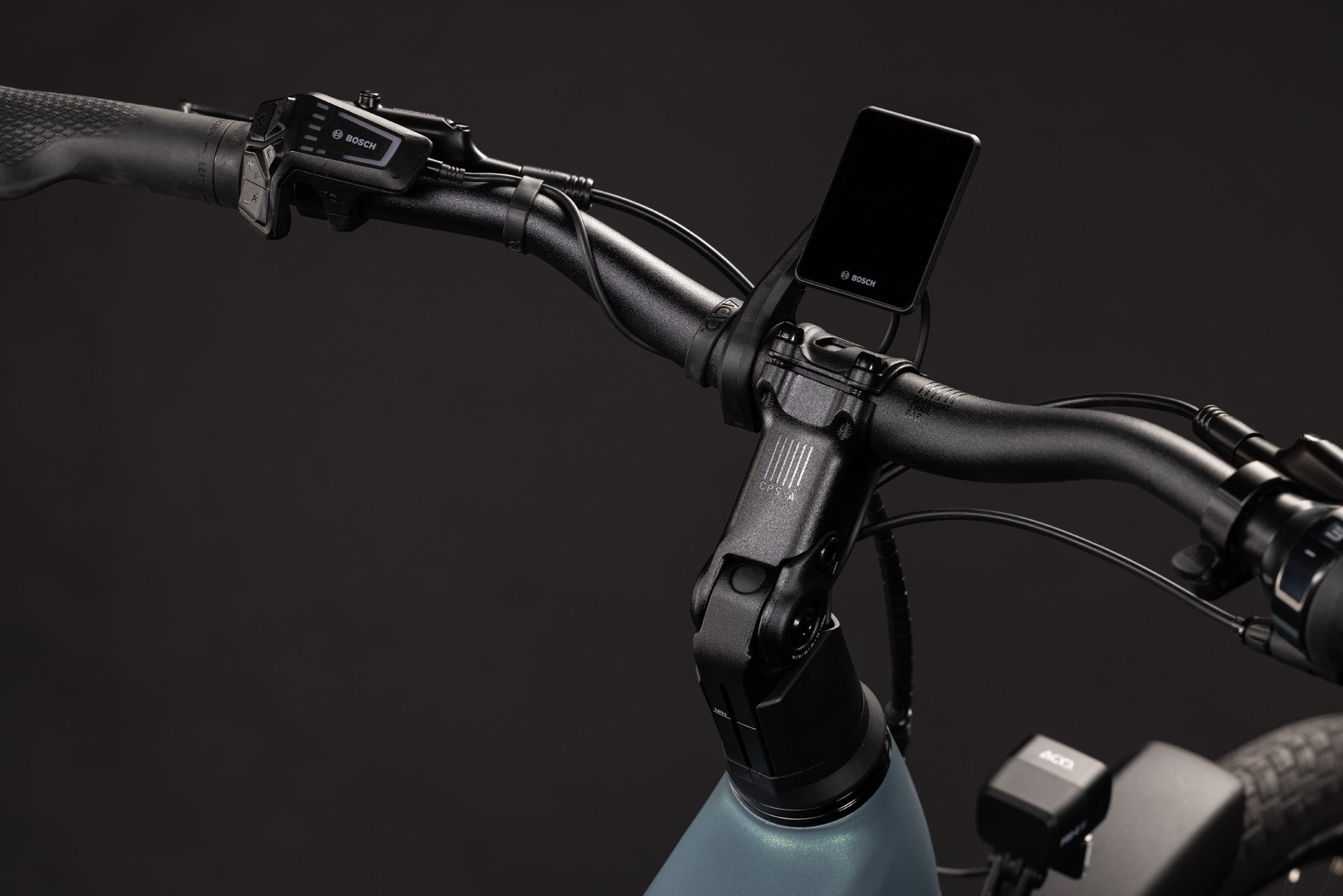 CUBE Touring Hybrid Deluxe SLX 800 mit Bosch-Display am Lenker in Greengranit'n'Green