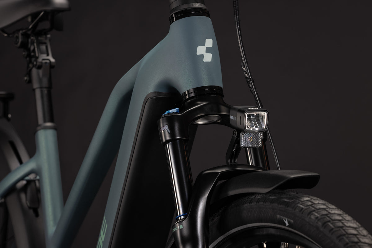 CUBE Touring Hybrid Deluxe SLX 800 in greengranit´n´green, E-Trekkingrad mit Frontansicht