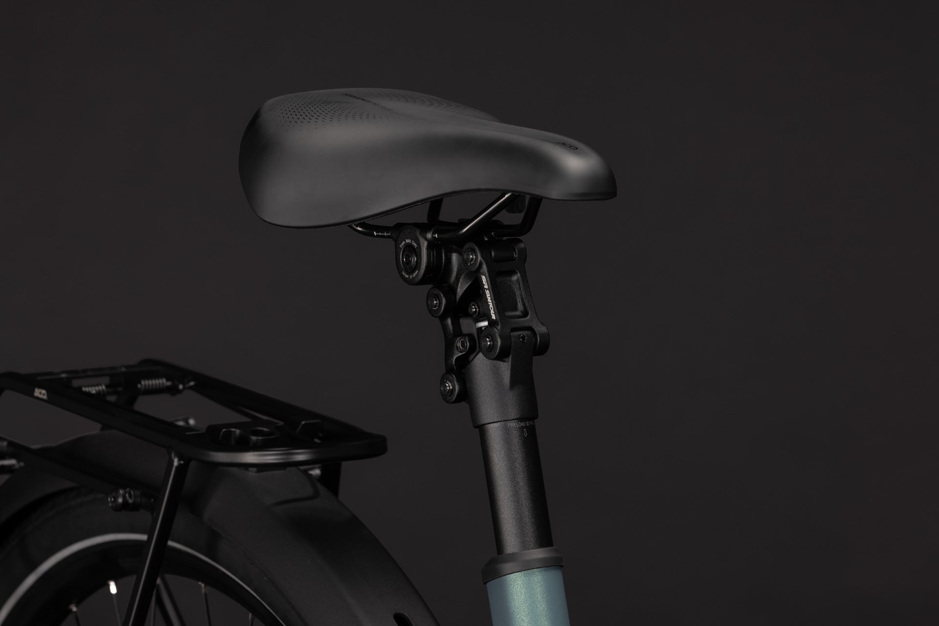 CUBE Touring Hybrid Deluxe SLX 800 in greengranit’n’green, Sattel und Sattelstütze im Detail