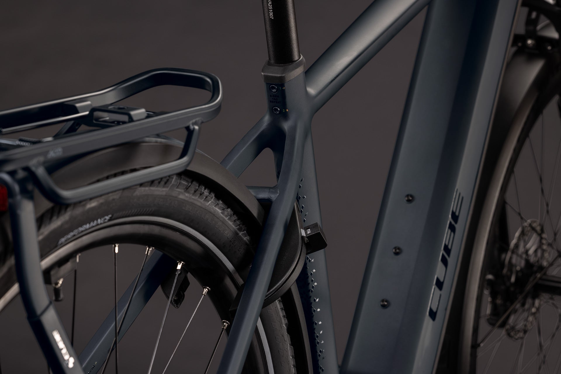 CUBE Kathmandu Hybrid Pro 800 in coal´n´black, E-Bike mit Gepäckträger und Rahmendetail