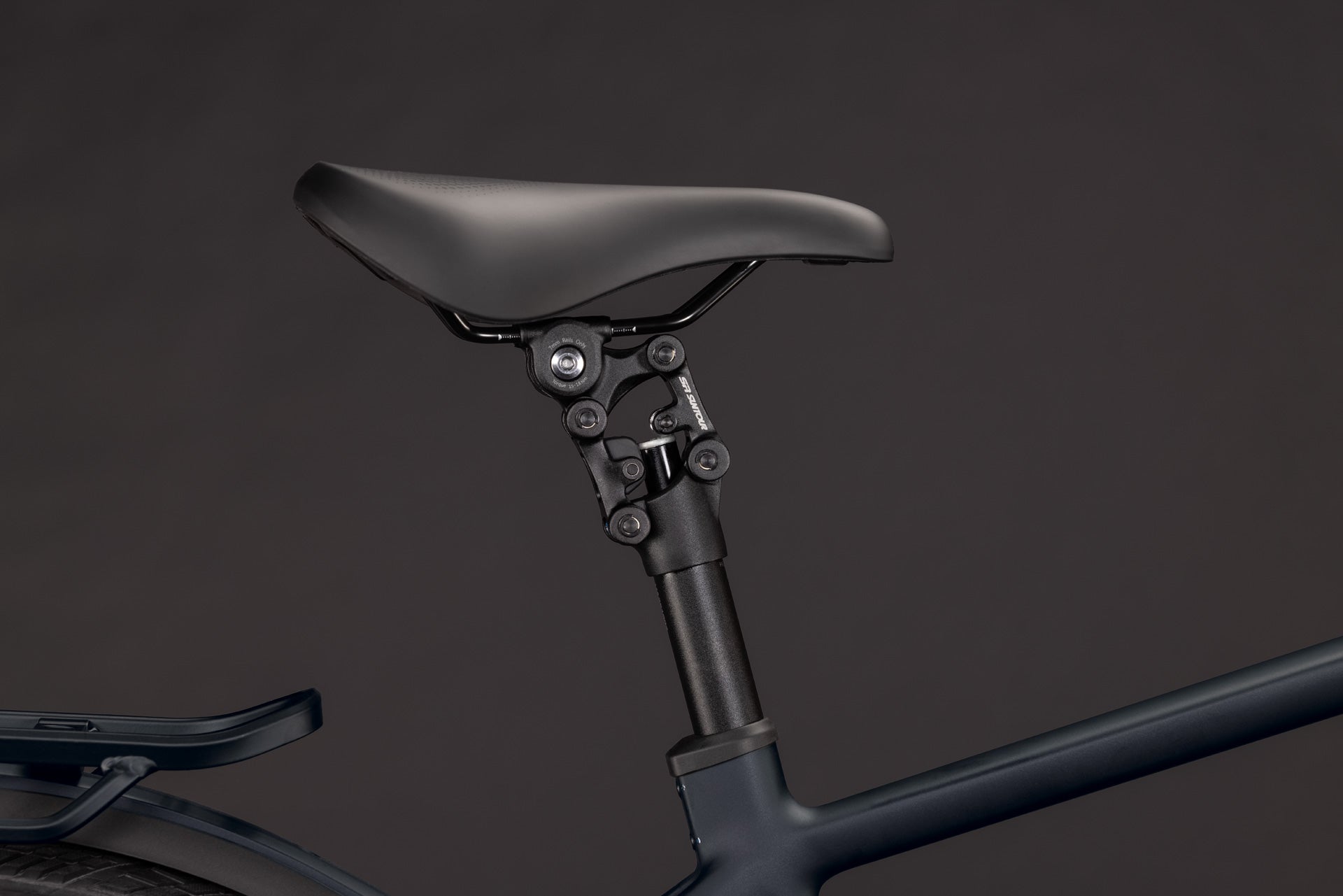 CUBE Kathmandu Hybrid Pro 800 coal’n’black mit Sattel und schwarzer Sattelstütze