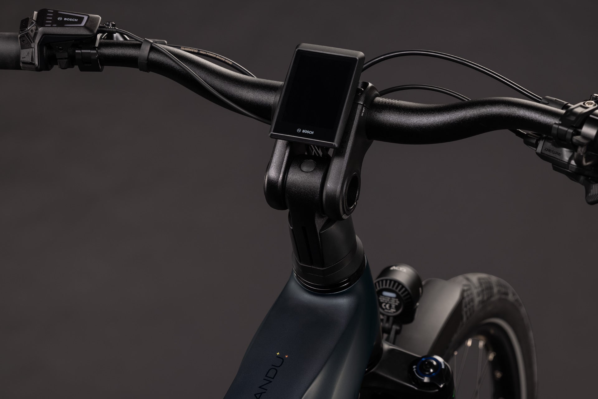 CUBE Kathmandu Hybrid Pro 800 in coal'n'black mit Bosch-Display am Lenker