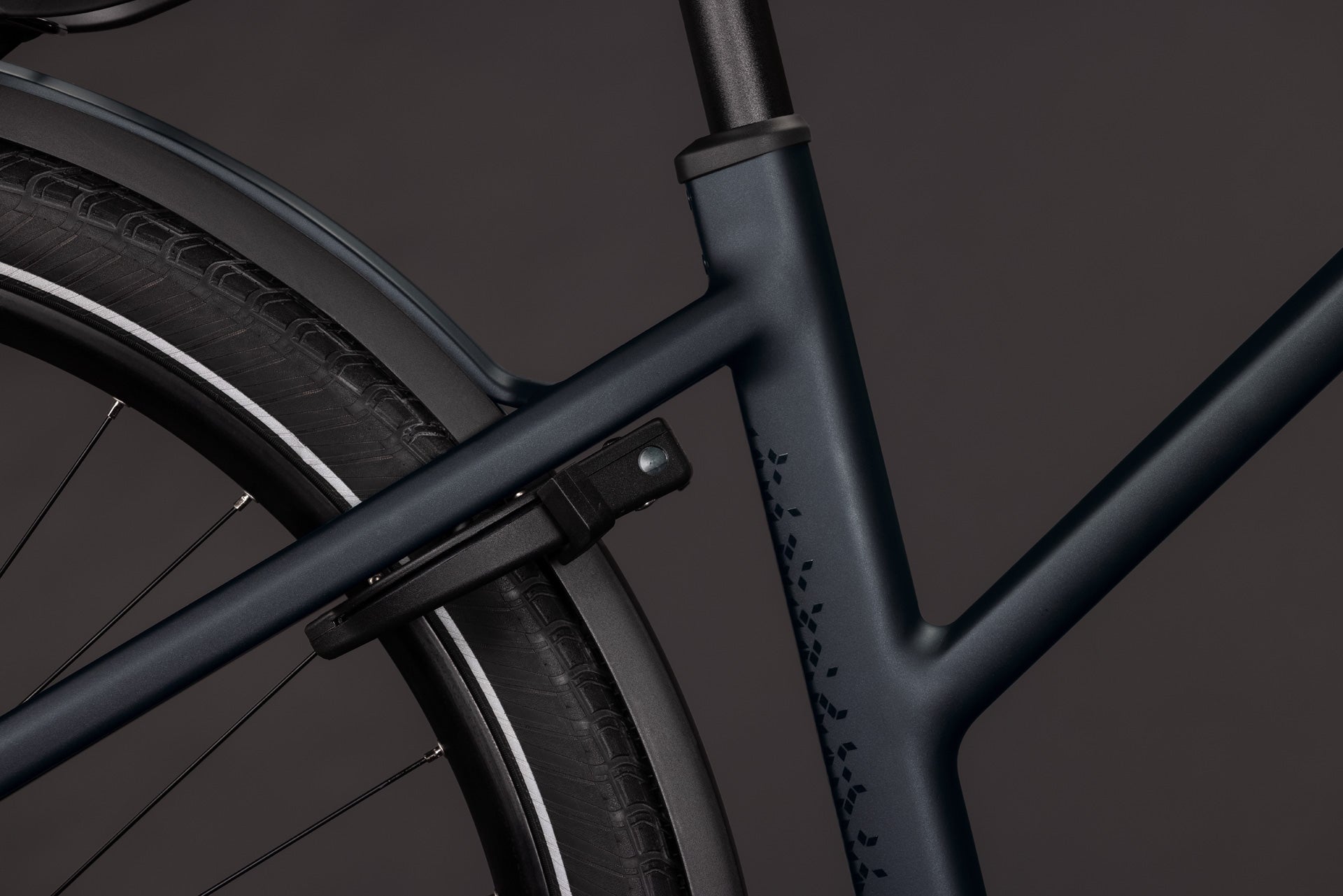 CUBE Kathmandu Hybrid Pro 800 in coal'n'black, Detailansicht von Rahmen und Hinterrad