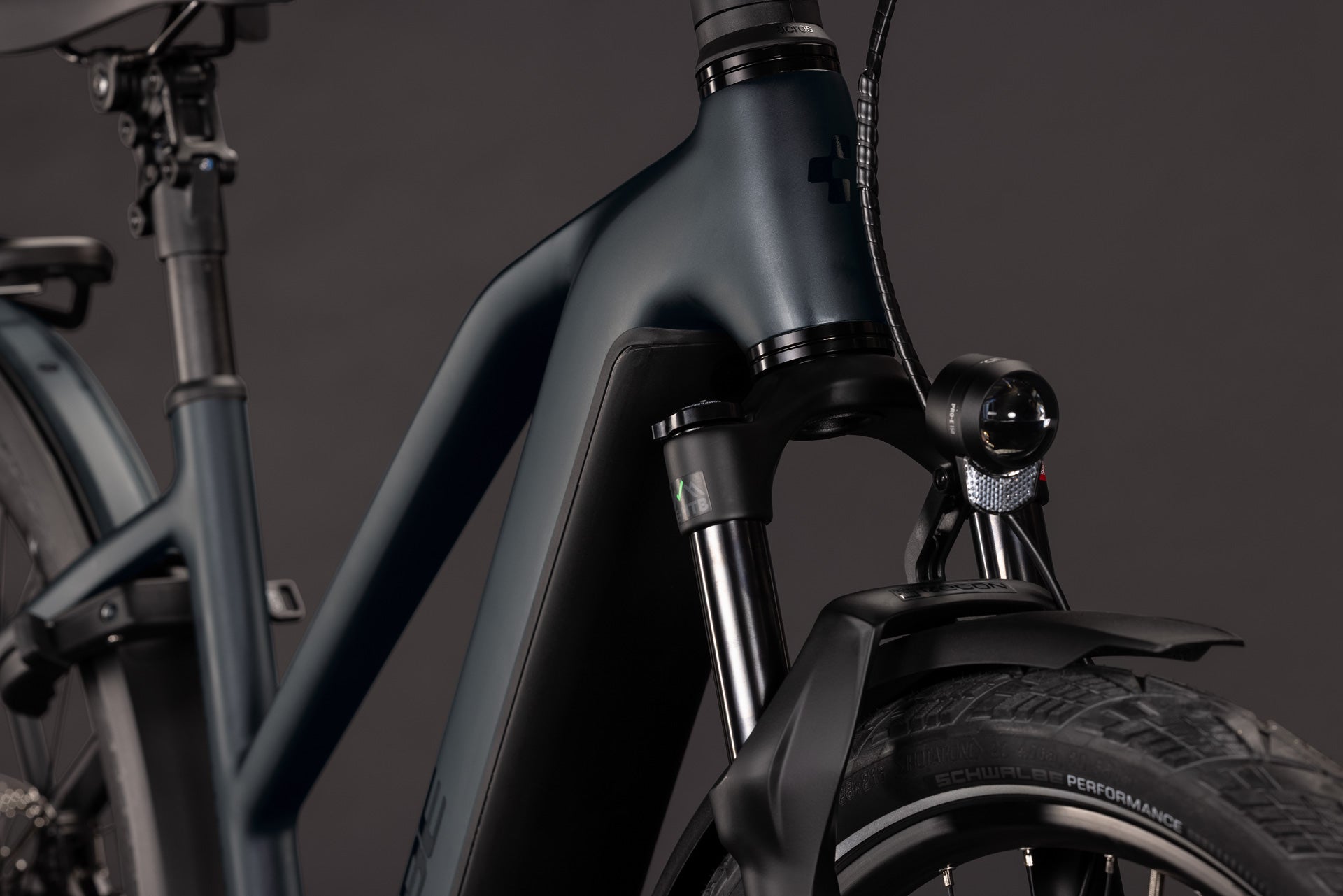 CUBE Kathmandu Hybrid Pro 800 in coal’n’black, E-Bike mit Federgabel und Frontscheinwerfer