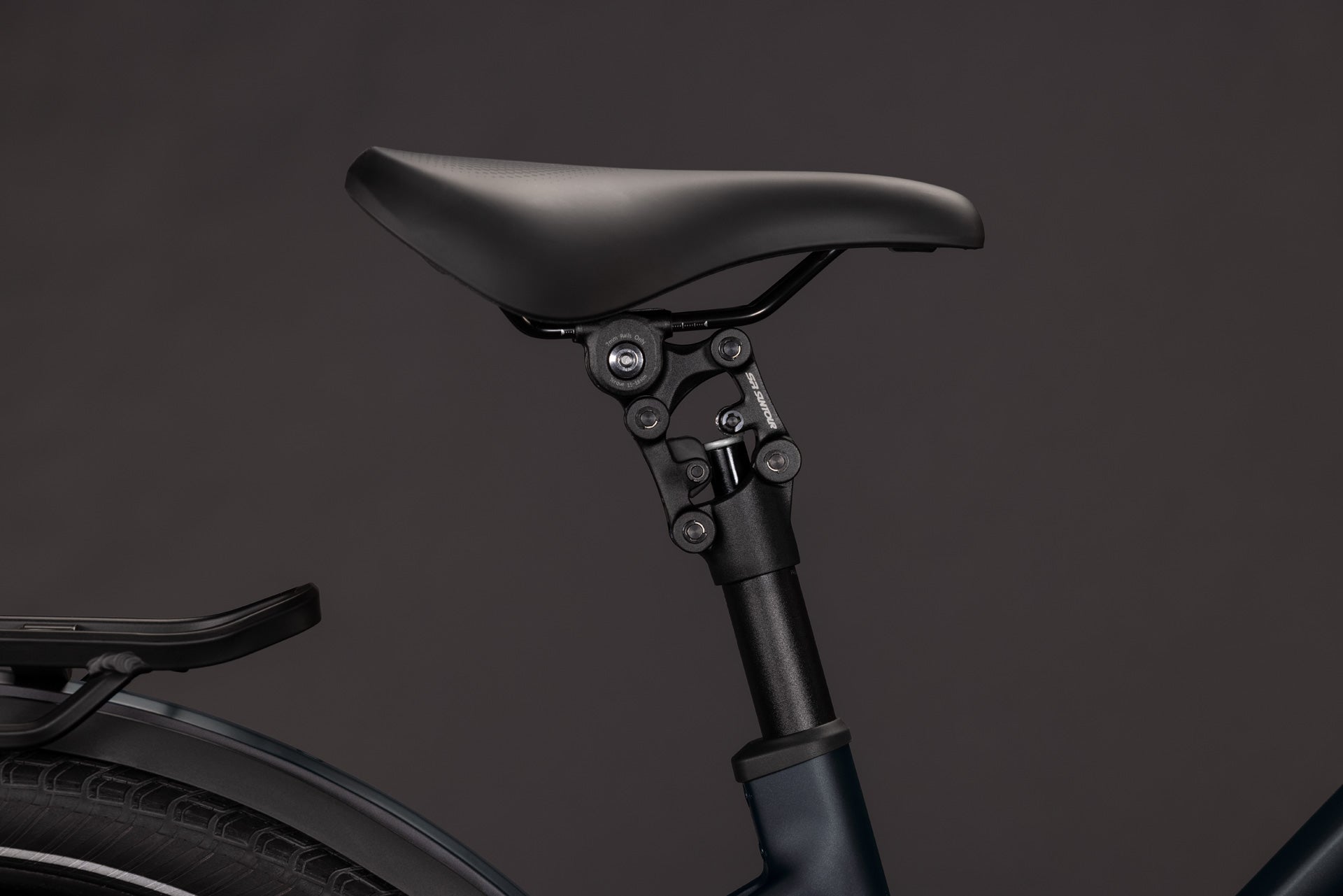 CUBE Kathmandu Hybrid Pro 800 coal’n’black mit komfortablem verstellbarem Sattel