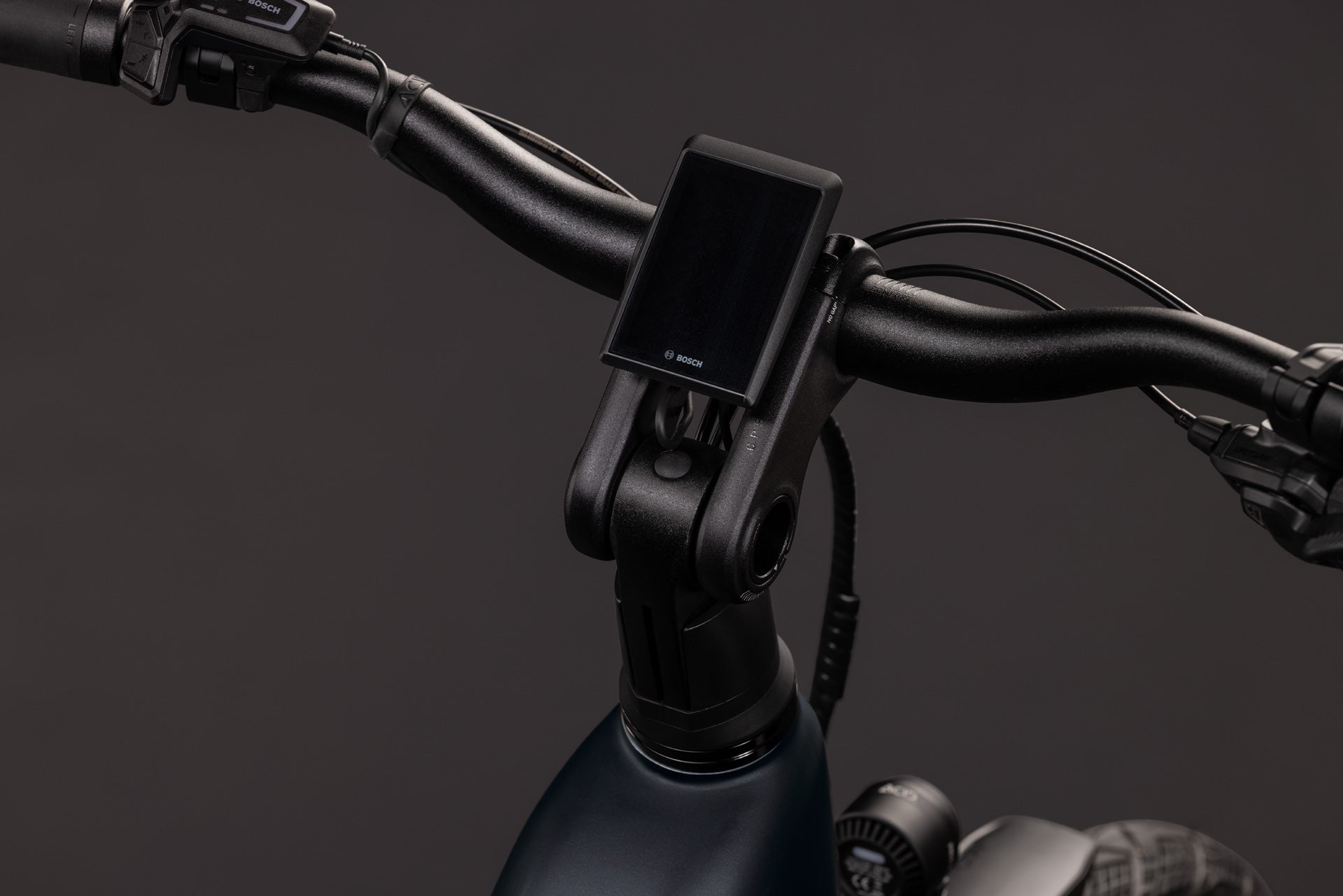 CUBE Kathmandu Hybrid Pro 800 in coal´n´black mit Bosch-Display am Lenker