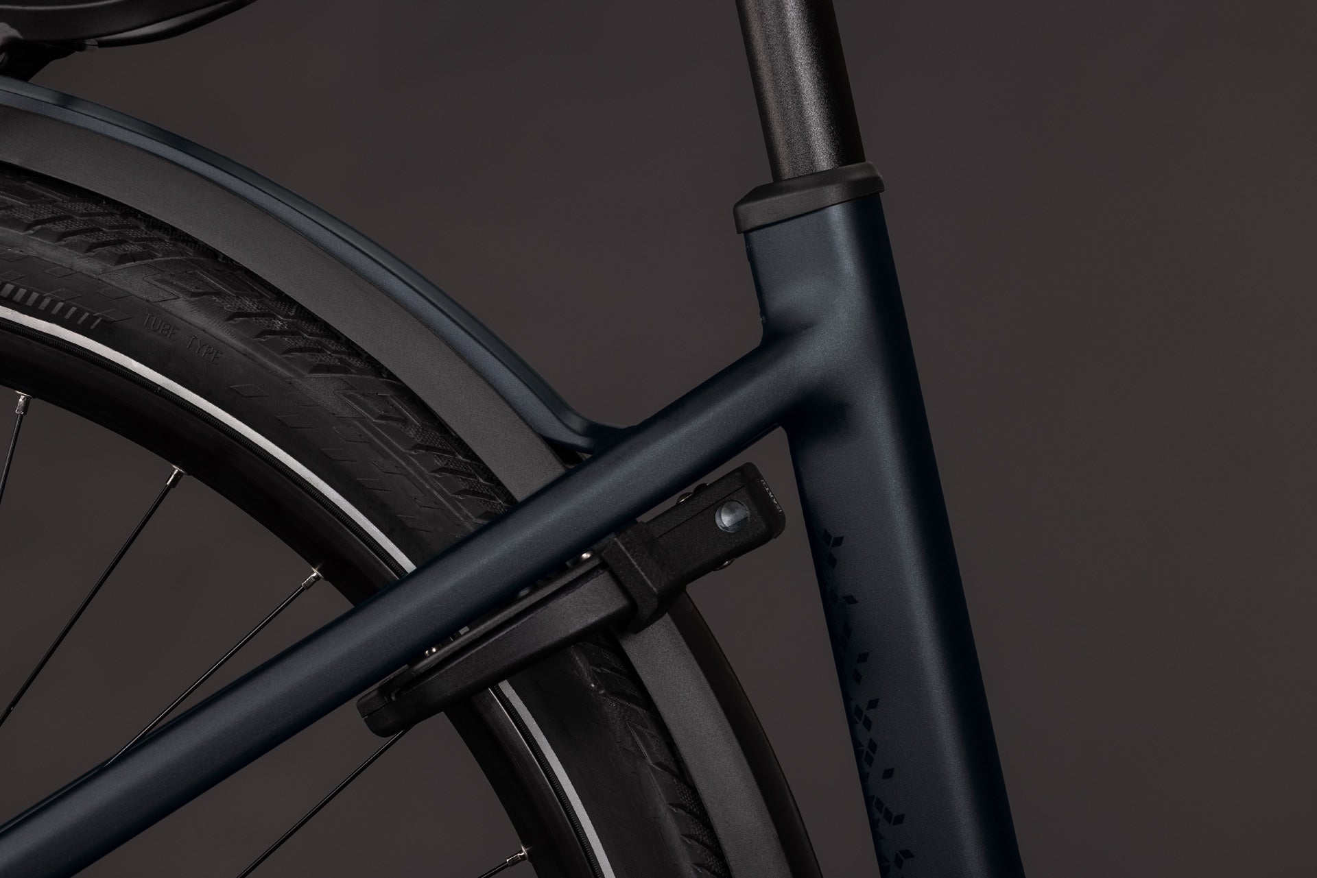 CUBE Kathmandu Hybrid Pro 800 coal´n´black, Detail von Rahmen und Hinterrad