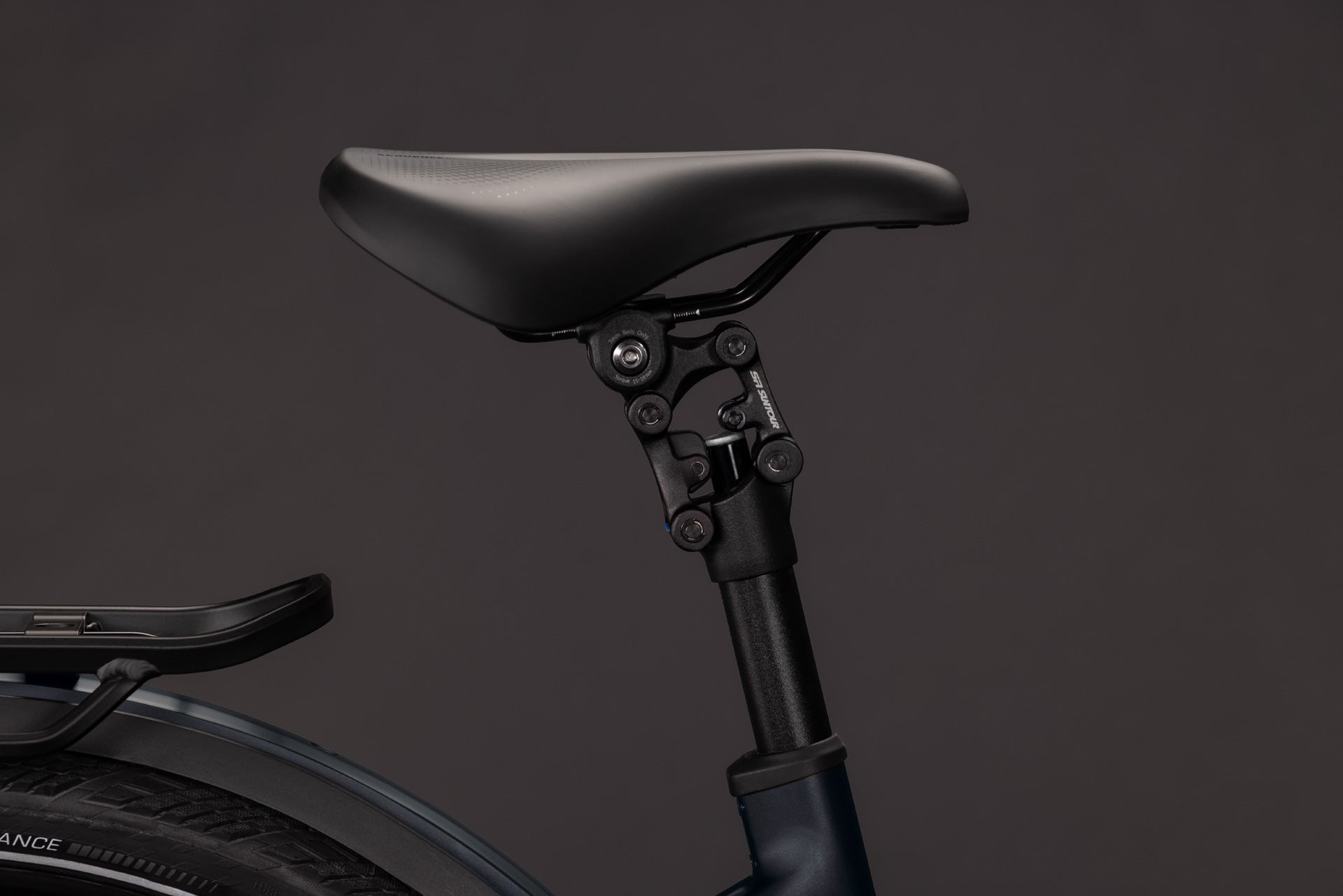 CUBE Kathmandu Hybrid Pro 800 in coal’n’black mit gefederter Sattelstütze und schwarzem Sattel