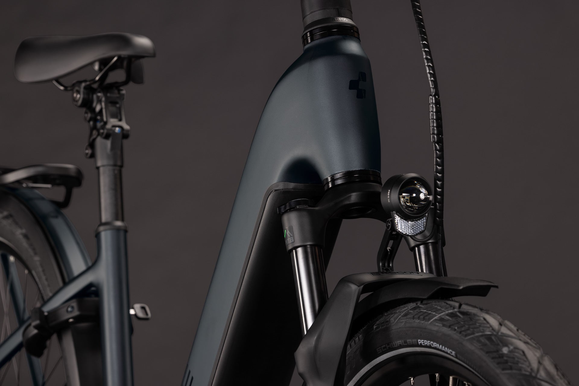 CUBE Kathmandu Hybrid Pro 800 in coal´n´black, E-Bike mit Frontfederung und Licht