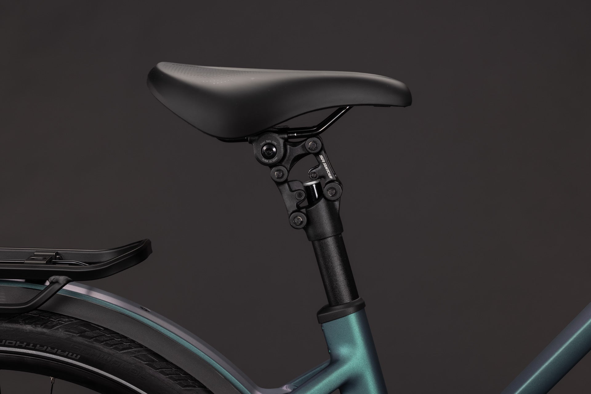 CUBE Kathmandu Hybrid Pro 800 in smaragdgrey´n´black, Detail von Sattel und Rahmen