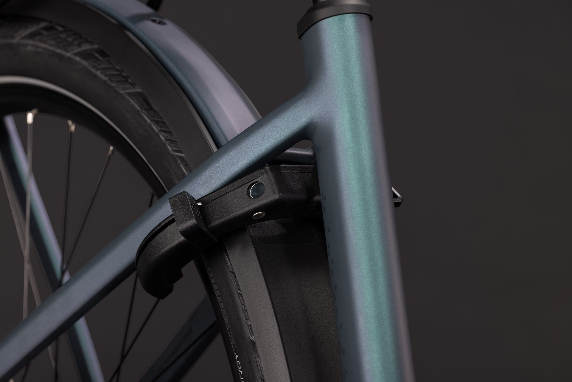 CUBE Kathmandu Hybrid Pro 800 in smaragdgrau-schwarz, Detail am Hinterbau