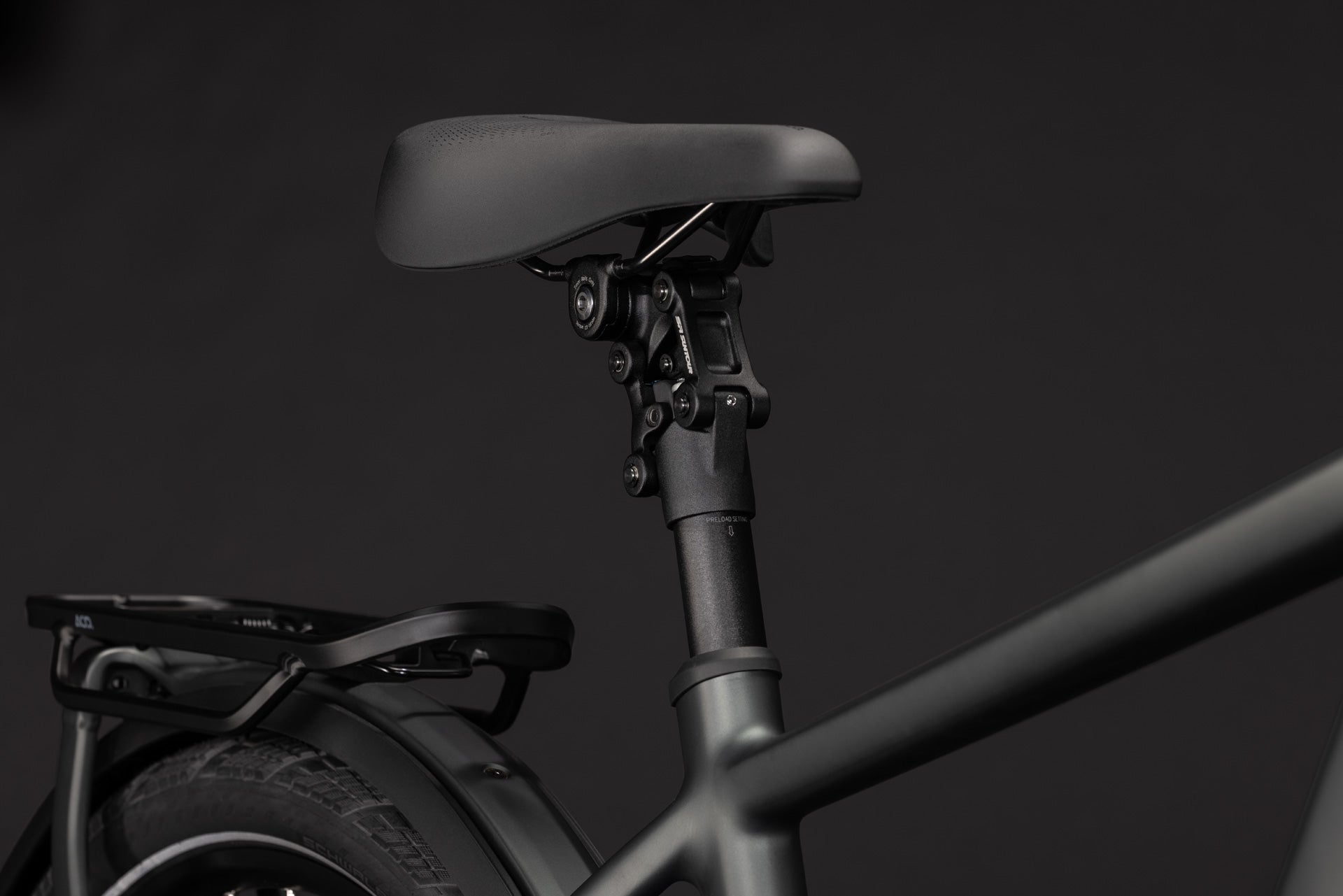 CUBE Kathmandu Hybrid Deluxe Pro 800 in blackforest'n'chrome, Detail von Sattel und Rahmen