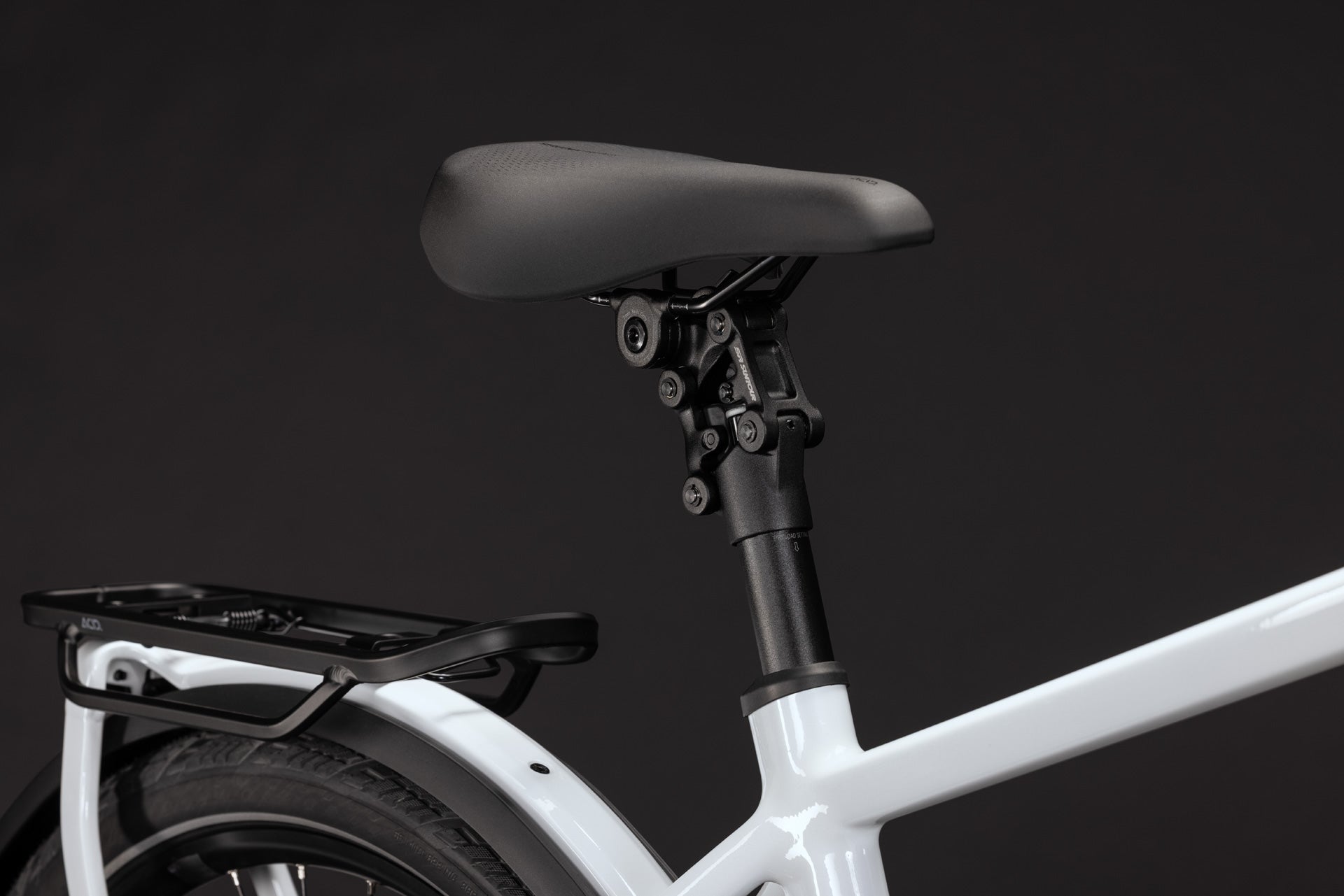 CUBE Kathmandu Hybrid Deluxe Pro 800 in metallicwhite'n'chrome, Sattel und Gepäckträgerdetail