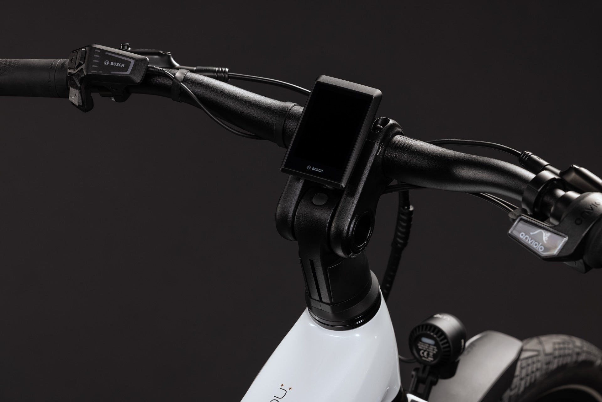CUBE Kathmandu Hybrid Deluxe Pro 800 in Metallicwhite und Chrome, Cockpit-Detailansicht