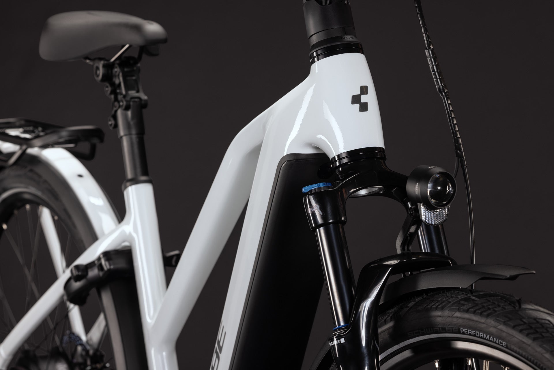 CUBE Kathmandu Hybrid Deluxe Pro 800 in metallicwhite´n´chrome, E-Bike Detailansicht
