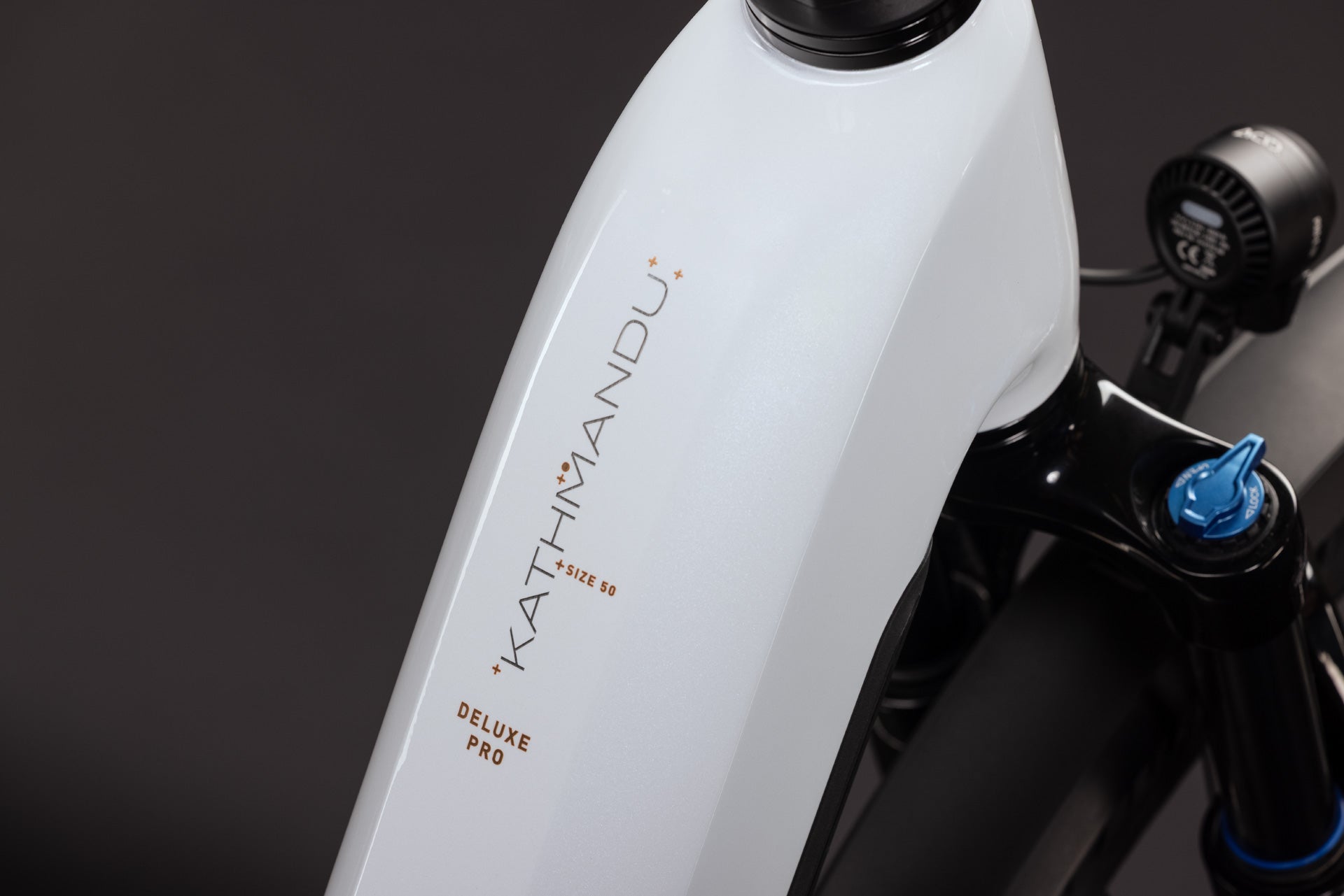 CUBE Kathmandu Hybrid Deluxe Pro 800 in metallicwhite´n´chrome, Detail der Rahmenbeschriftung