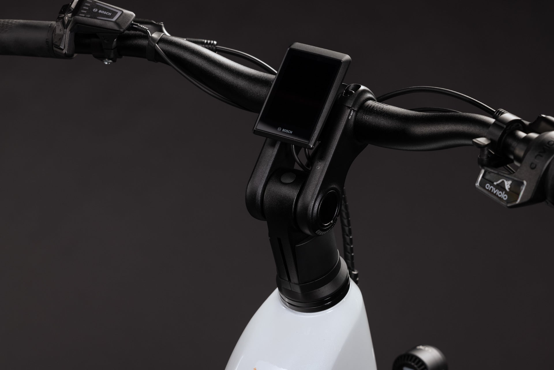 CUBE Kathmandu Hybrid Deluxe Pro 800 in metallicwhite´n´chrome, Cockpit und Bosch-Display