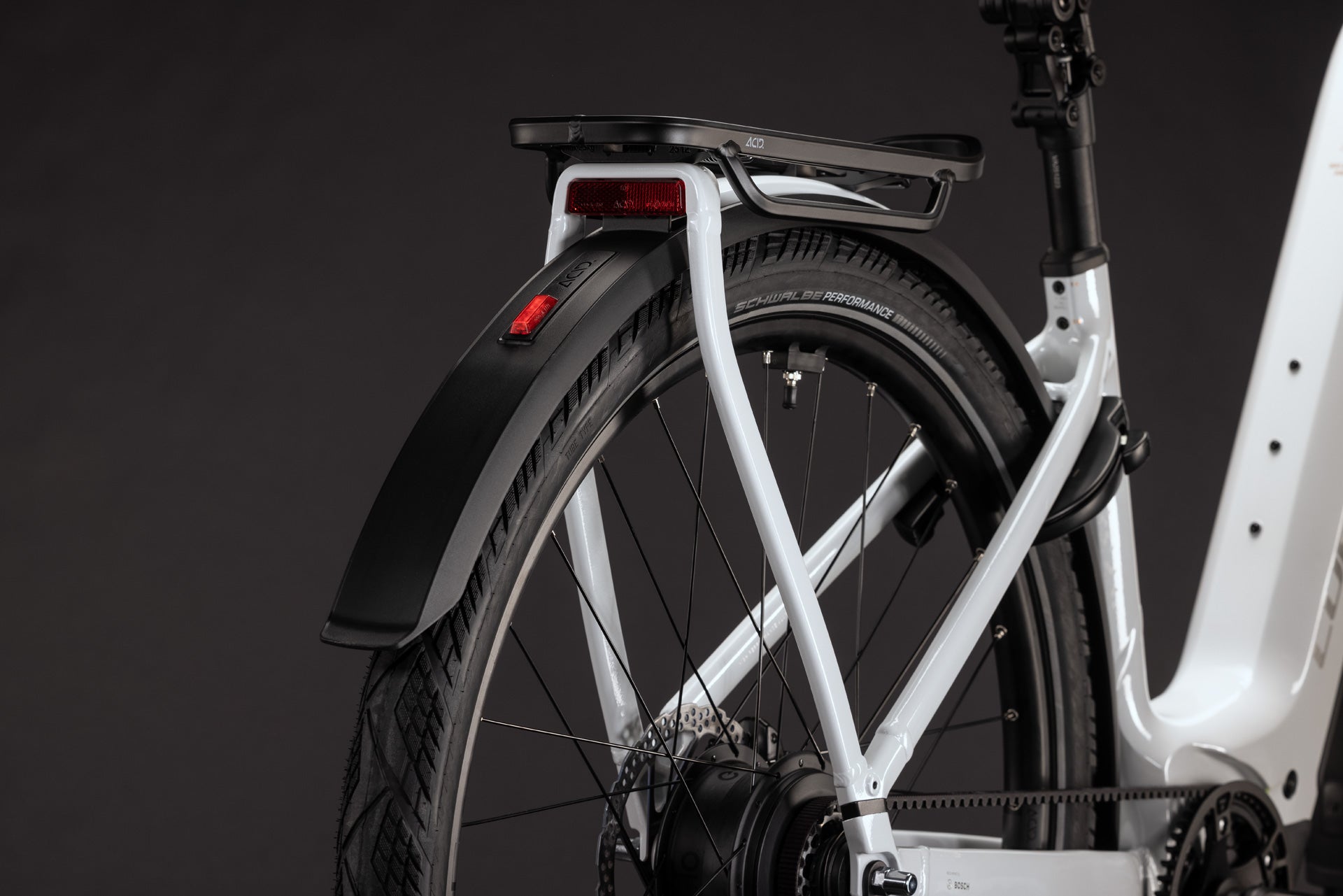 CUBE Kathmandu Hybrid Deluxe Pro 800 in metallicwhite´n´chrome mit Heckgepäckträger und Schutzblech