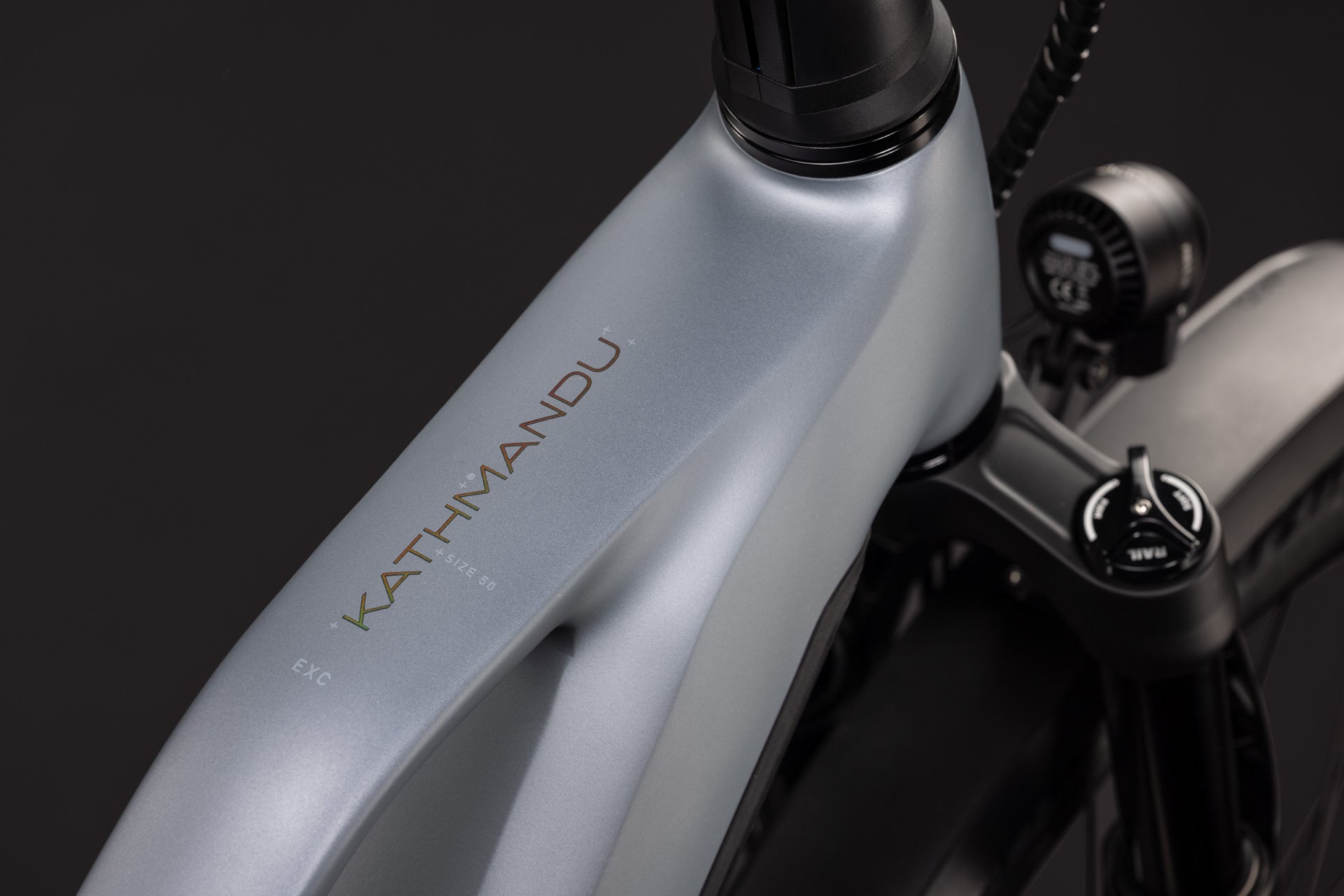 CUBE Kathmandu Hybrid EXC 800 slategrey´n´chrome, E-Bike-Details am Rahmen