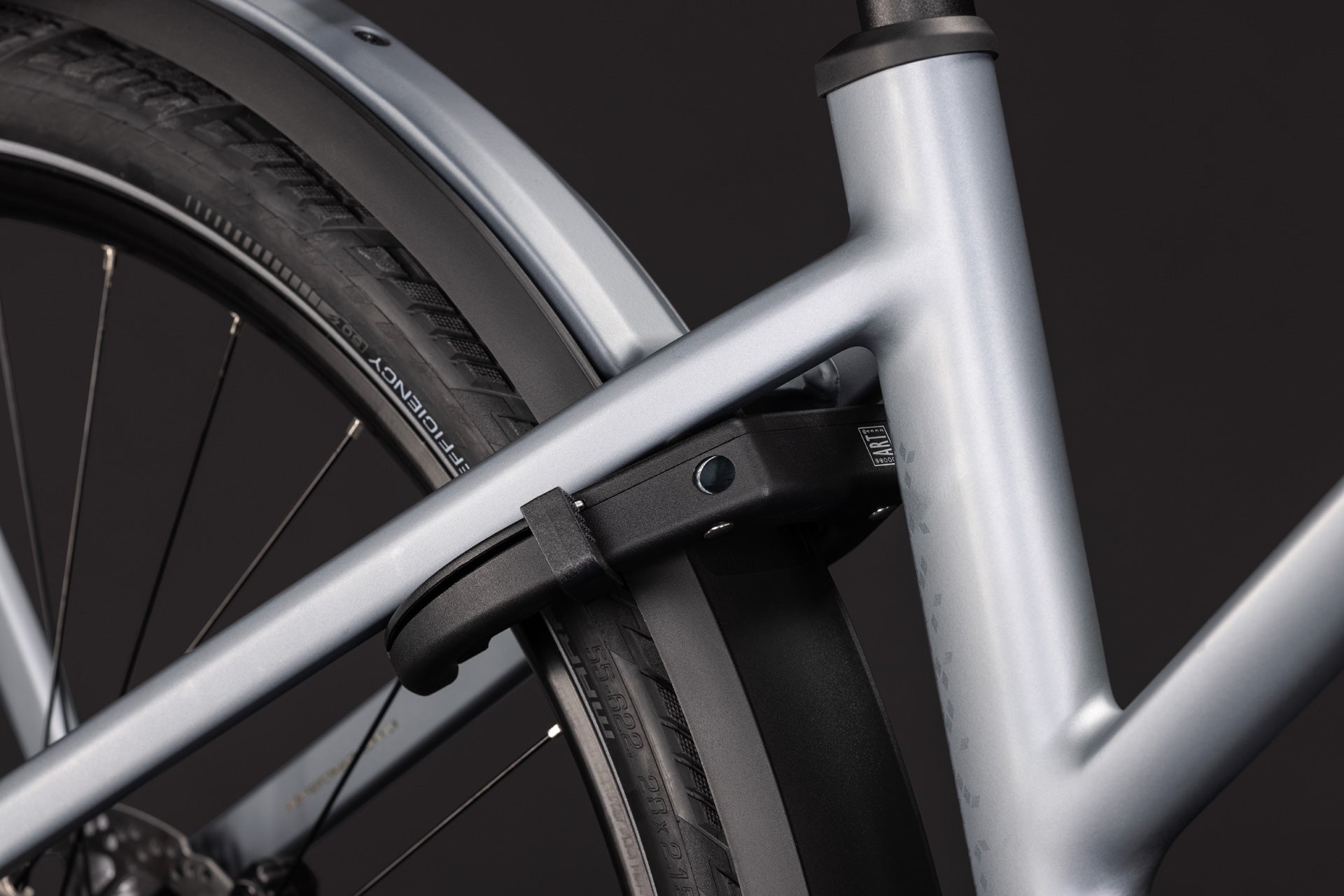CUBE Kathmandu Hybrid EXC 800 in slategrey´n´chrome, Detail am Rahmen und Hinterrad