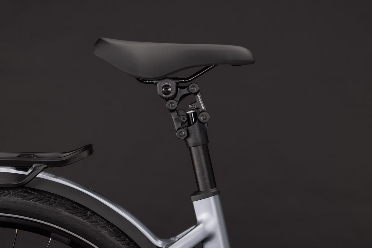 CUBE Kathmandu Hybrid EXC 800 in Slategrey’n’Chrome, Detail von Sattel und Rahmen