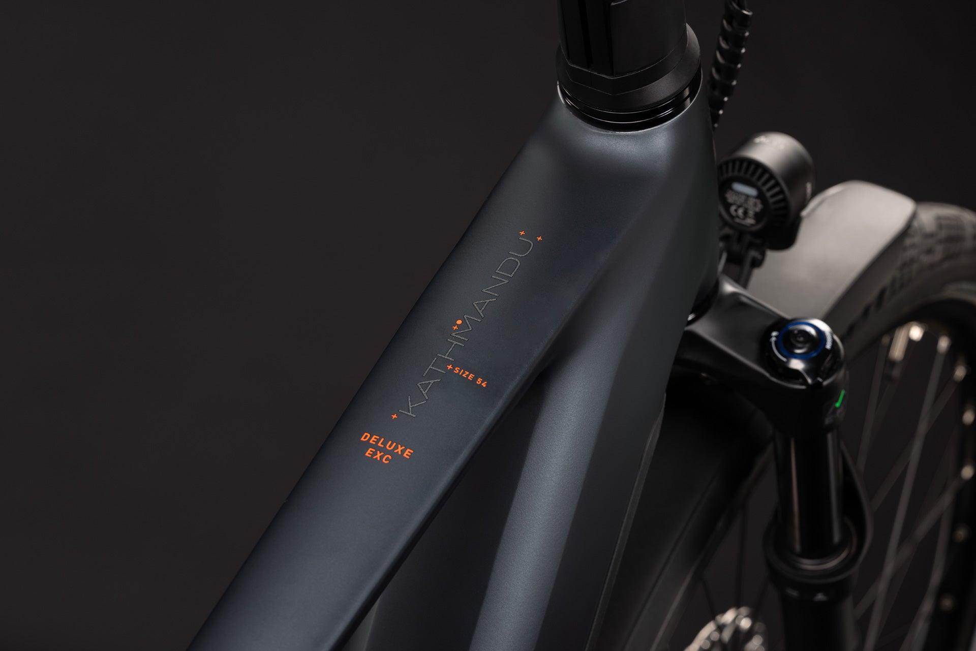 CUBE Kathmandu Hybrid Deluxe EXC 800 in stealthgrey'n'grey, Detail am Oberrohr und Gabel