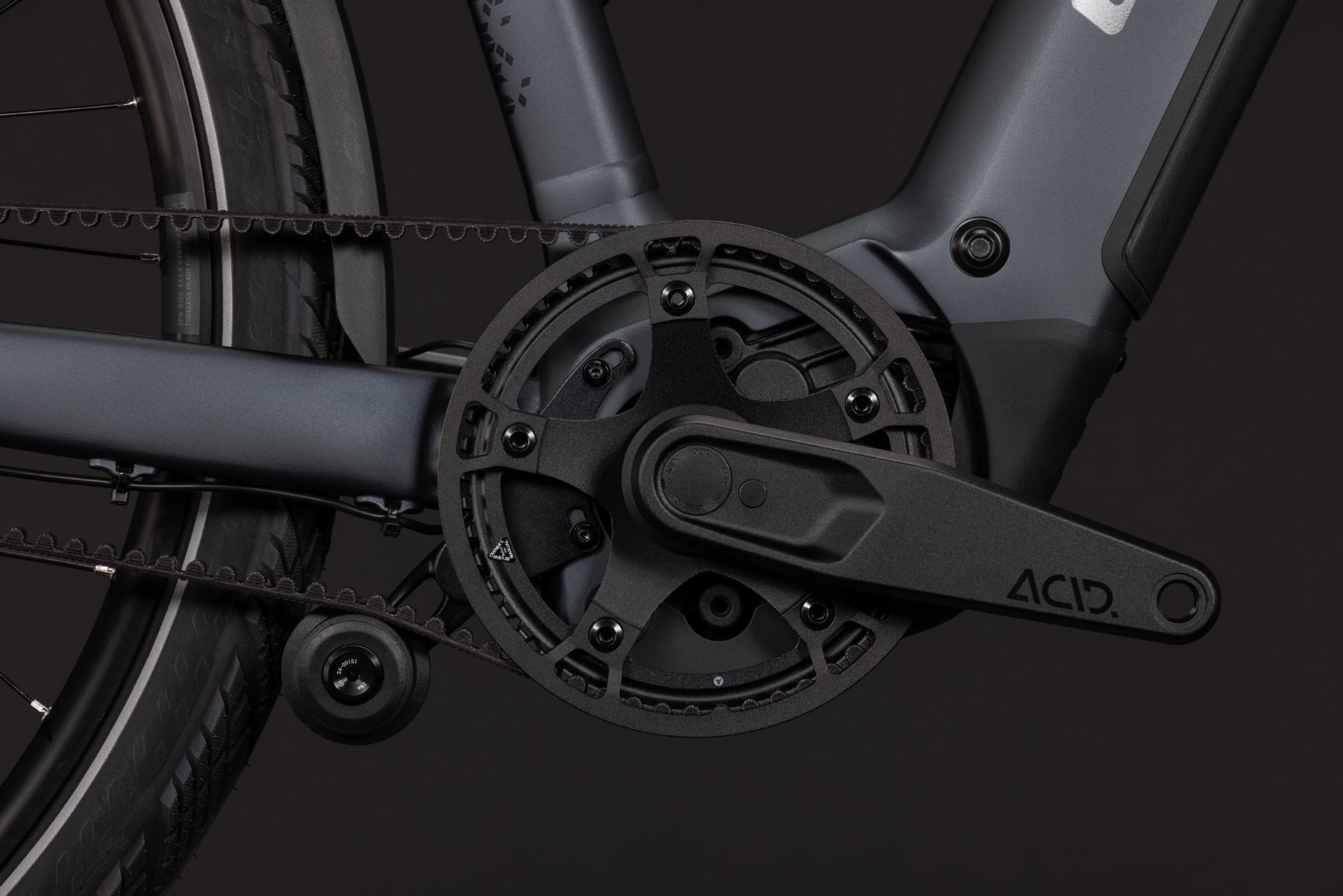 CUBE Kathmandu Hybrid Deluxe EXC 800 in stealthgrey'n'grey mit Riemenantrieb und Kurbelbereich