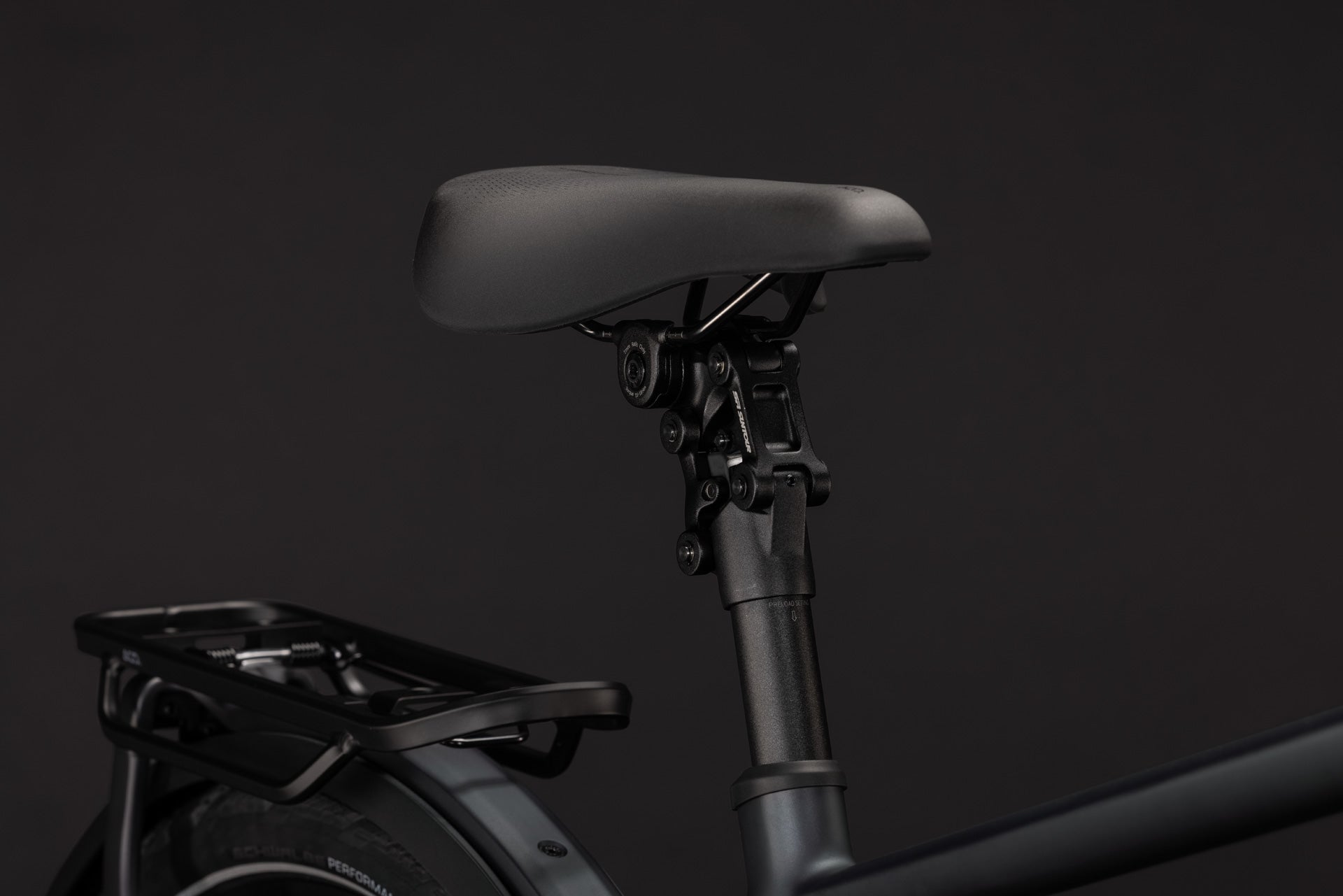 CUBE Kathmandu Hybrid Deluxe EXC 800 in stealthgrey'n'grey mit Sattel und Gepäckträger