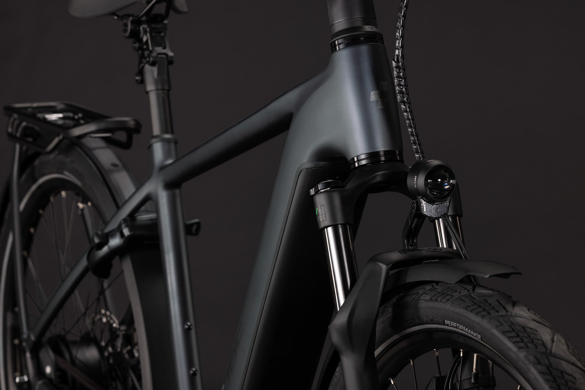 CUBE Kathmandu Hybrid Deluxe EXC 800 in stealthgrey´n´grey, Detail von Rahmen und Federgabel