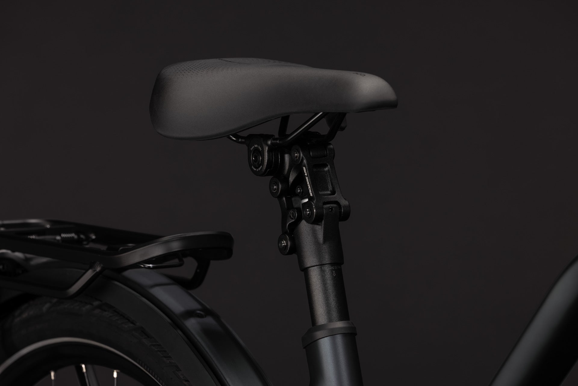 Sattelstütze und Gepäckträger des CUBE Kathmandu Hybrid Deluxe EXC 800 in stealthgrey'n'grey