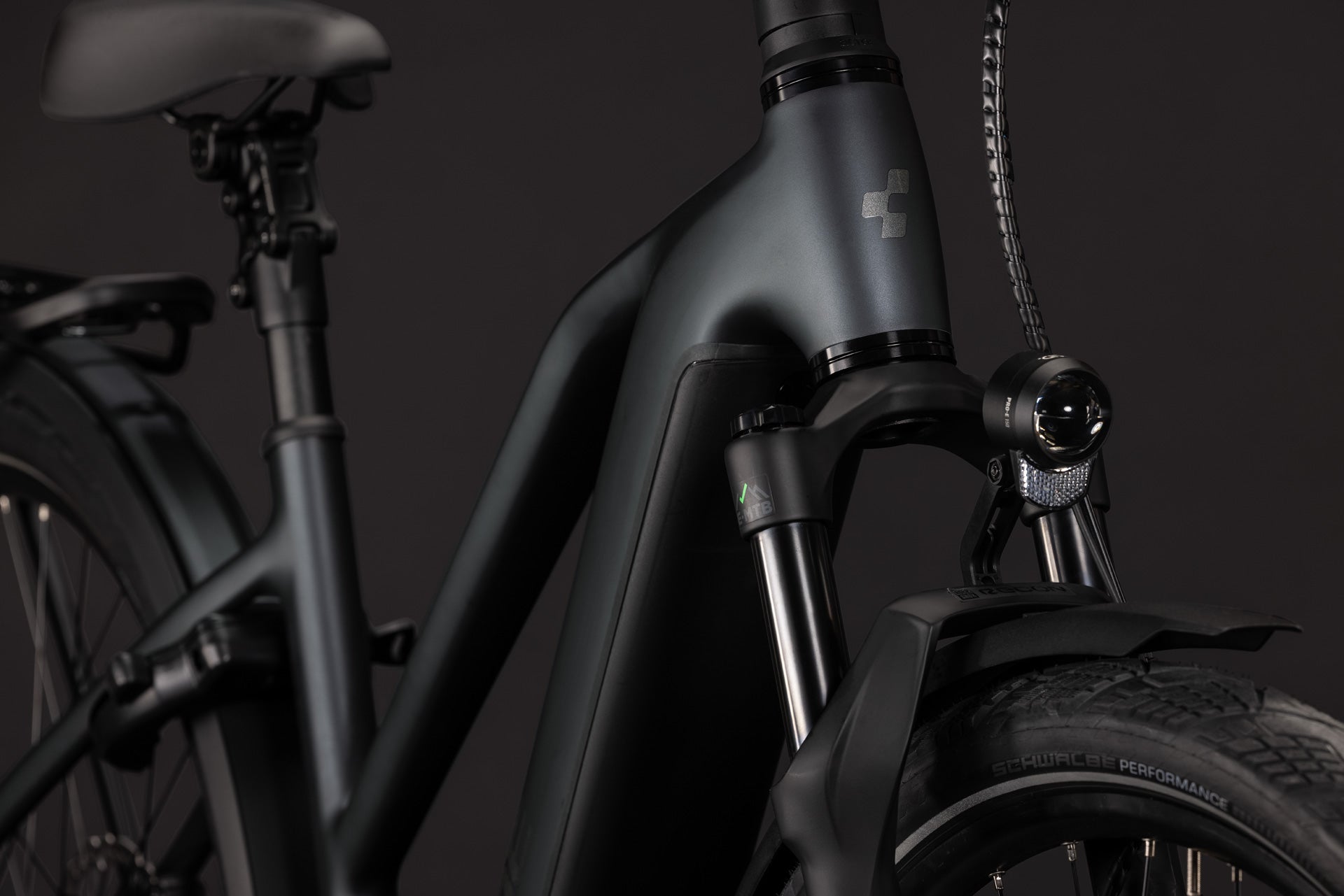 CUBE Kathmandu Hybrid Deluxe EXC 800 in stealthgrey'n'grey, Detail von Rahmen, Federgabel und Licht
