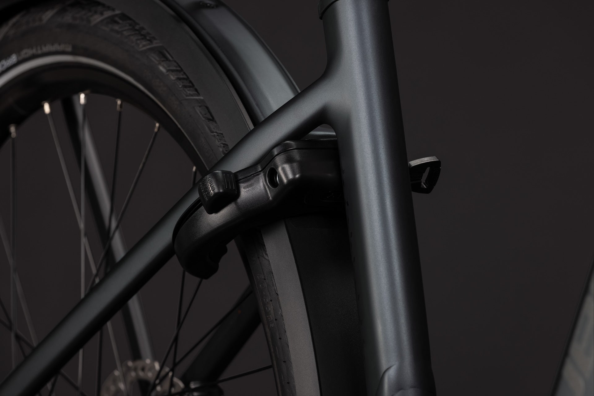 CUBE Kathmandu Hybrid Deluxe EXC 800 stealthgrey´n´grey, Detail am Hinterrad mit Rahmenschloss