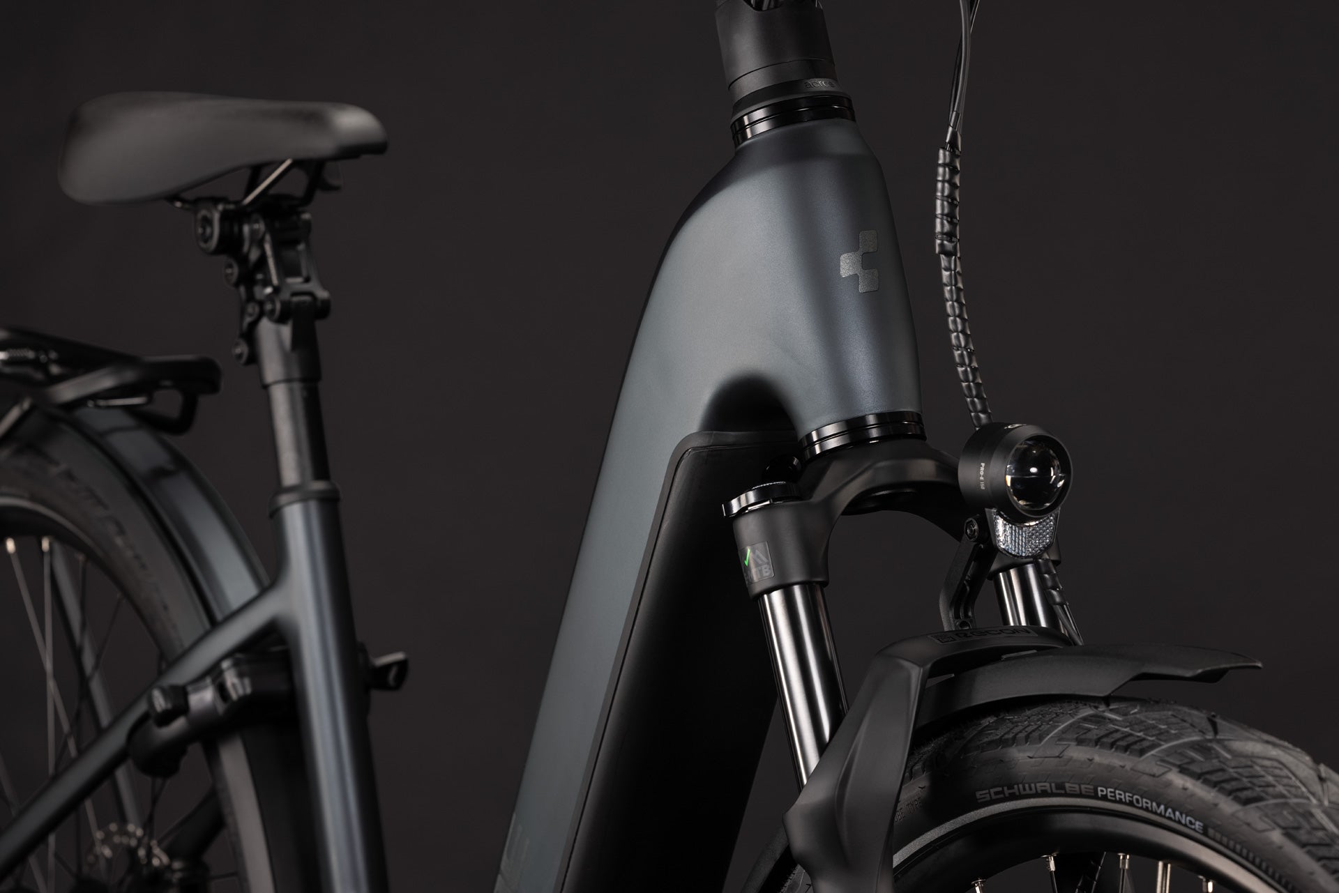 CUBE Kathmandu Hybrid Deluxe EXC 800 stealthgrey´n´grey, Detail von Rahmen, Sattel und Licht