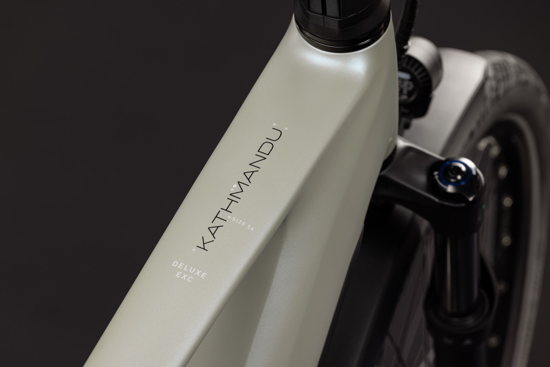 CUBE Kathmandu Hybrid Deluxe EXC 800 glintsand´n´black, Rahmen-Detail am Steuerrohr