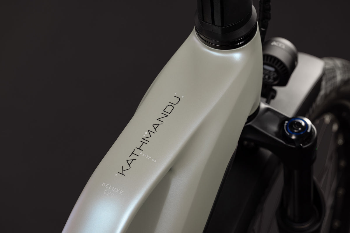 CUBE Kathmandu Hybrid Deluxe EXC 800 glintsand'n'black, Rahmen-Detail am Steuerrohr