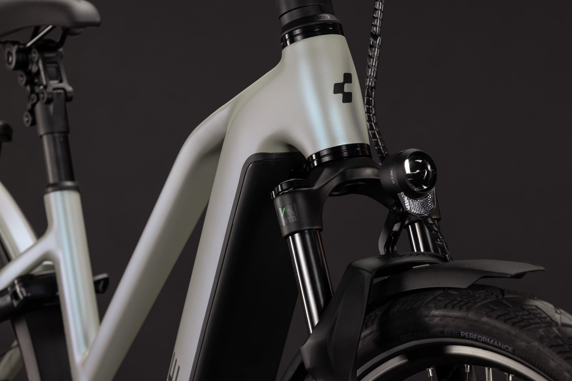 CUBE Kathmandu Hybrid Deluxe EXC 800 glintsand´n´black, Detail von Rahmen, Gabel und Frontlicht
