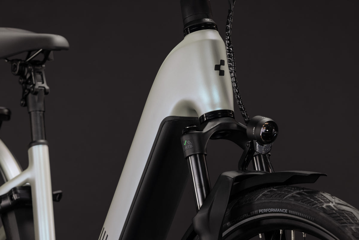 CUBE Kathmandu Hybrid Deluxe EXC 800 glintsand´n´black, Detail von Rahmen und Federgabel